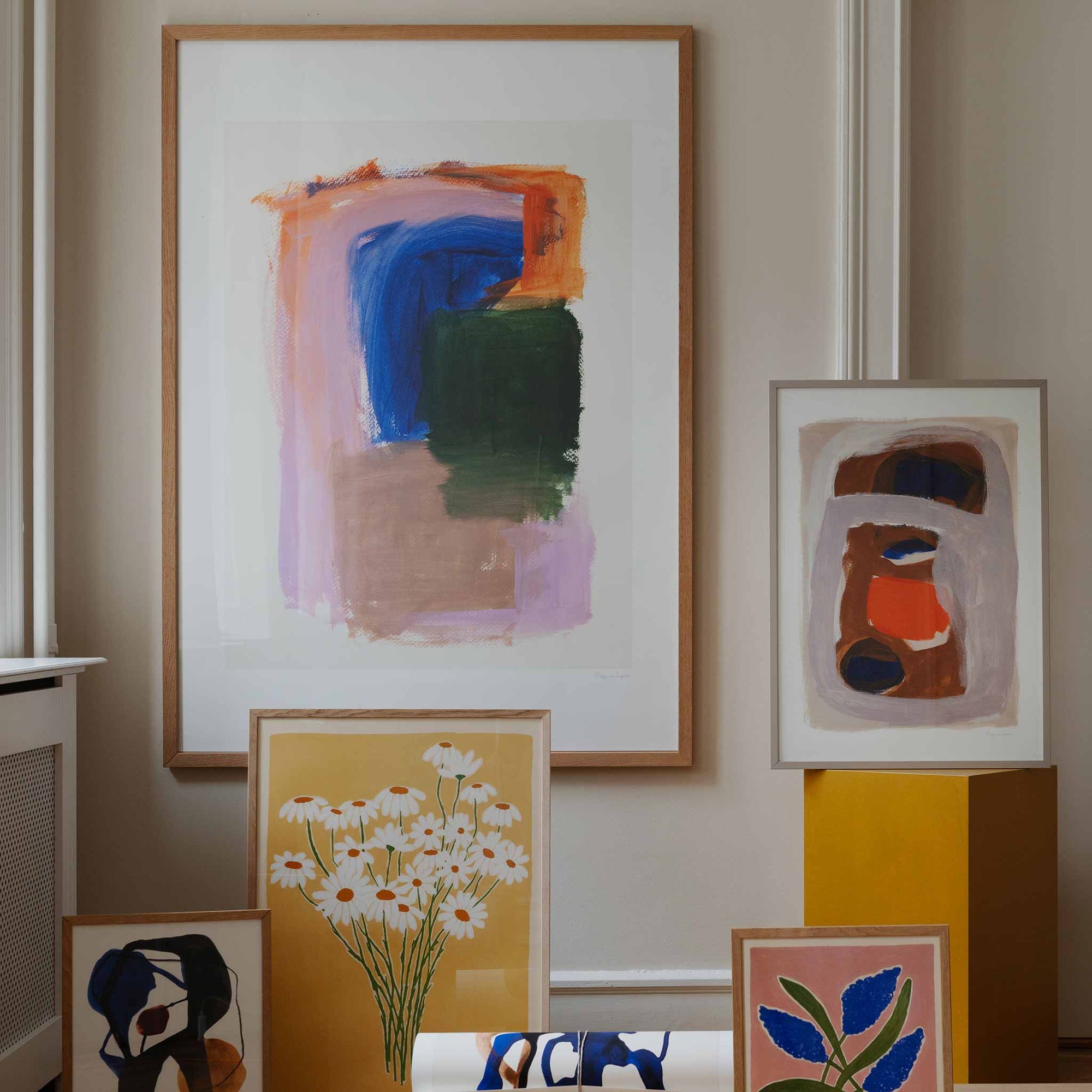 The Poster Club（ポスタークラブ）は、デンマーク・コペンハーゲンを拠点とするオンラインショップで、北欧デザインの高品質なポスターやアートプリントを専門に取り扱っています。新進気鋭の若手アーティストから世界的に活躍する作家まで、多彩なラインナップが魅力。北欧のライフスタイル、ファッション、インテリアデザインのトレンドを取り入れたミニマルで洗練された作品は、シンプルで上質な空間に自然と溶け込みます。ナチュラルインテリアや韓国風の部屋づくり、和モダンテイストにも調和し、アートを取り入れた暮らしを提案。世界中のインテリア雑誌やデザインメディアにも多数掲載されており、感度の高いユーザーからも厚い信頼を集めています。The Poster Clubは、アートプリントを通して日常に美とインスピレーションを届ける、北欧インテリア好きにおすすめのブランドです。