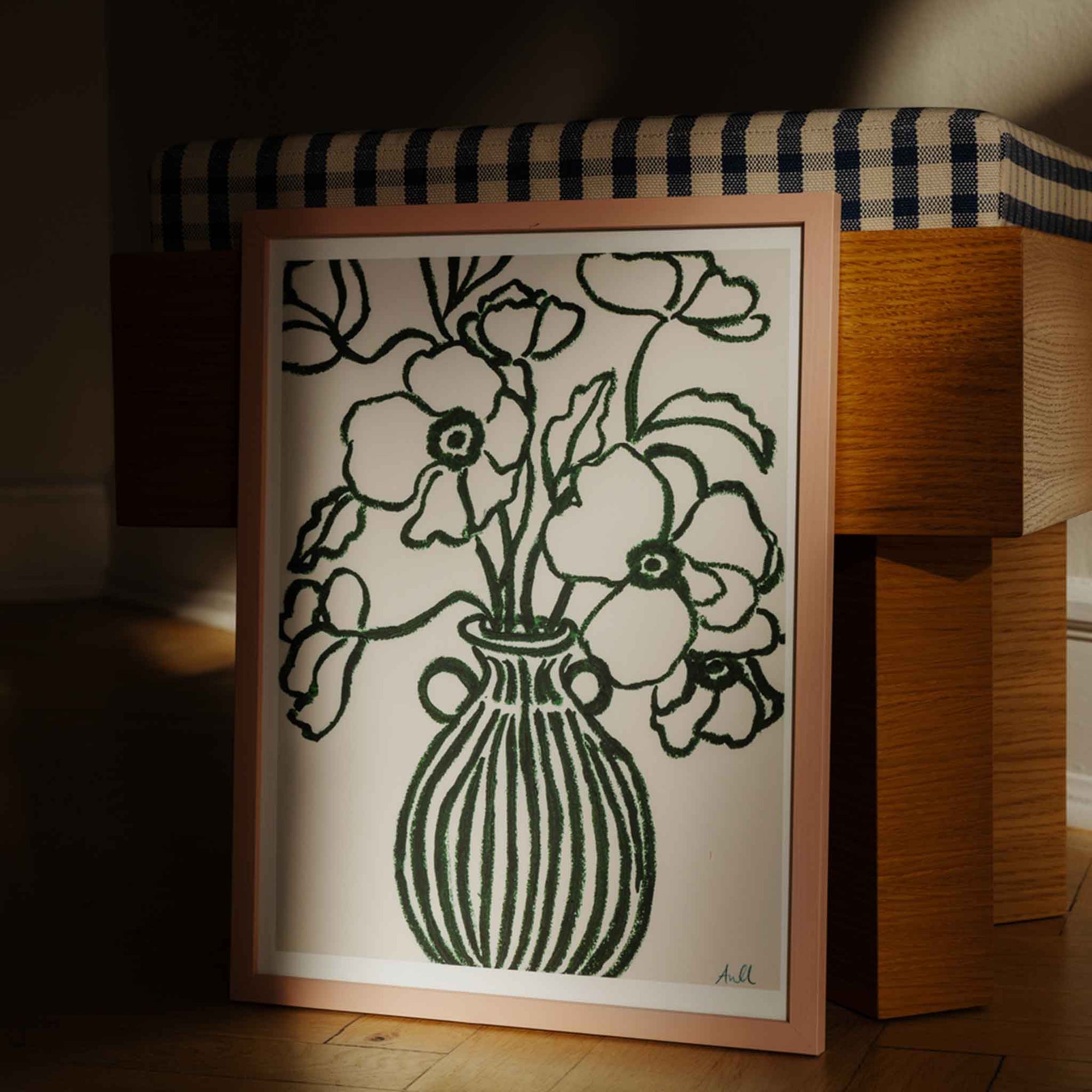 The Poster Club（ポスタークラブ）は、デンマーク・コペンハーゲンを拠点とするオンラインショップで、北欧デザインの高品質なポスターやアートプリントを専門に取り扱っています。新進気鋭の若手アーティストから世界的に活躍する作家まで、多彩なラインナップが魅力。北欧のライフスタイル、ファッション、インテリアデザインのトレンドを取り入れたミニマルで洗練された作品は、シンプルで上質な空間に自然と溶け込みます。ナチュラルインテリアや韓国風の部屋づくり、和モダンテイストにも調和し、アートを取り入れた暮らしを提案。世界中のインテリア雑誌やデザインメディアにも多数掲載されており、感度の高いユーザーからも厚い信頼を集めています。The Poster Clubは、アートプリントを通して日常に美とインスピレーションを届ける、北欧インテリア好きにおすすめのブランドです。