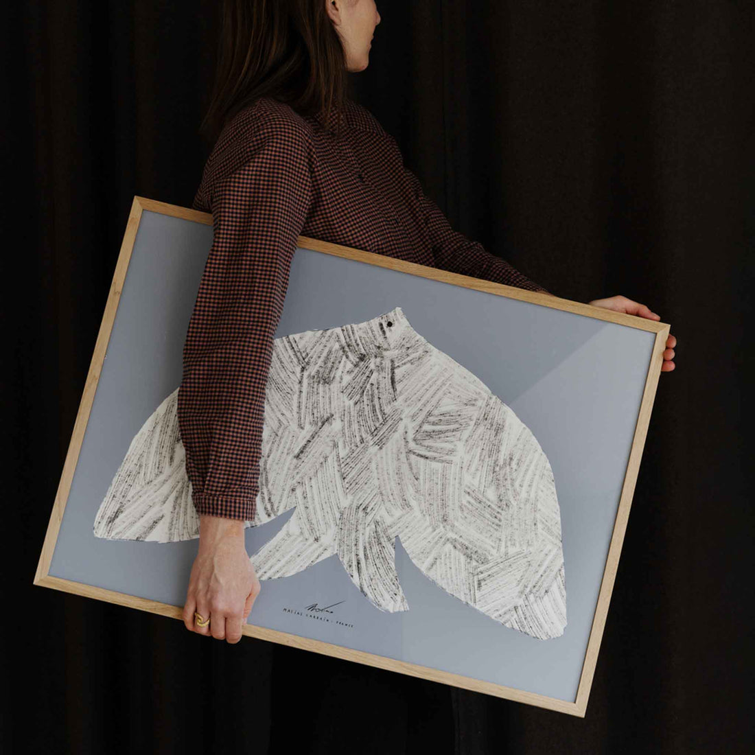 The Poster Club（ポスタークラブ）は、デンマーク・コペンハーゲンを拠点とするオンラインショップで、北欧デザインの高品質なポスターやアートプリントを専門に取り扱っています。新進気鋭の若手アーティストから世界的に活躍する作家まで、多彩なラインナップが魅力。北欧のライフスタイル、ファッション、インテリアデザインのトレンドを取り入れたミニマルで洗練された作品は、シンプルで上質な空間に自然と溶け込みます。ナチュラルインテリアや韓国風の部屋づくり、和モダンテイストにも調和し、アートを取り入れた暮らしを提案。世界中のインテリア雑誌やデザインメディアにも多数掲載されており、感度の高いユーザーからも厚い信頼を集めています。The Poster Clubは、アートプリントを通して日常に美とインスピレーションを届ける、北欧インテリア好きにおすすめのブランドです。