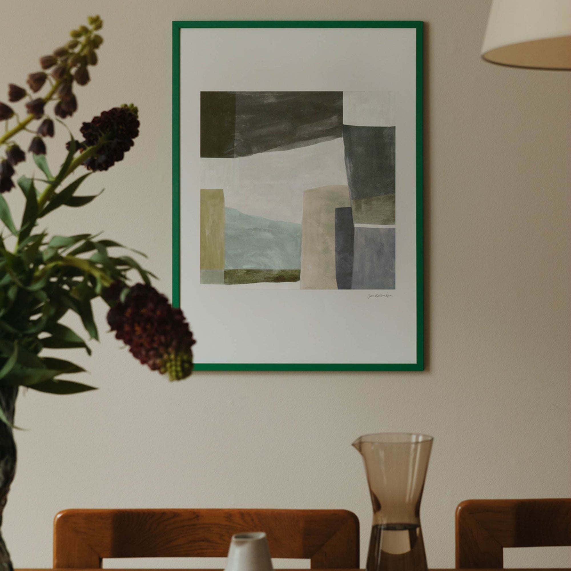 The Poster Club（ポスタークラブ）は、デンマーク・コペンハーゲンを拠点とするオンラインショップで、北欧デザインの高品質なポスターやアートプリントを専門に取り扱っています。新進気鋭の若手アーティストから世界的に活躍する作家まで、多彩なラインナップが魅力。北欧のライフスタイル、ファッション、インテリアデザインのトレンドを取り入れたミニマルで洗練された作品は、シンプルで上質な空間に自然と溶け込みます。ナチュラルインテリアや韓国風の部屋づくり、和モダンテイストにも調和し、アートを取り入れた暮らしを提案。世界中のインテリア雑誌やデザインメディアにも多数掲載されており、感度の高いユーザーからも厚い信頼を集めています。The Poster Clubは、アートプリントを通して日常に美とインスピレーションを届ける、北欧インテリア好きにおすすめのブランドです。