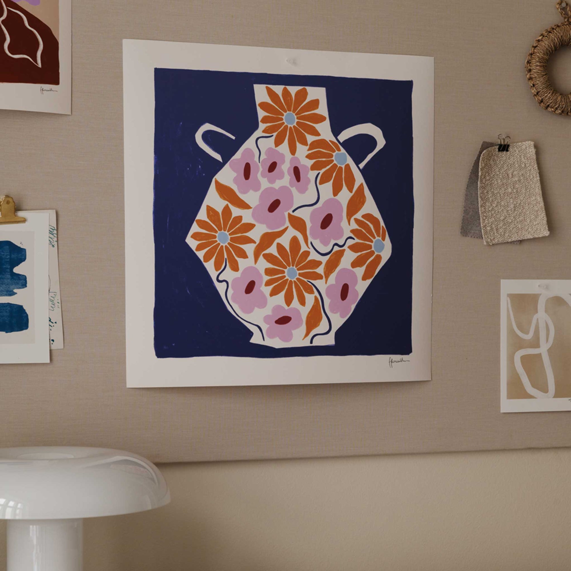 The Poster Club（ポスタークラブ）は、デンマーク・コペンハーゲンを拠点とするオンラインショップで、北欧デザインの高品質なポスターやアートプリントを専門に取り扱っています。新進気鋭の若手アーティストから世界的に活躍する作家まで、多彩なラインナップが魅力。北欧のライフスタイル、ファッション、インテリアデザインのトレンドを取り入れたミニマルで洗練された作品は、シンプルで上質な空間に自然と溶け込みます。ナチュラルインテリアや韓国風の部屋づくり、和モダンテイストにも調和し、アートを取り入れた暮らしを提案。世界中のインテリア雑誌やデザインメディアにも多数掲載されており、感度の高いユーザーからも厚い信頼を集めています。The Poster Clubは、アートプリントを通して日常に美とインスピレーションを届ける、北欧インテリア好きにおすすめのブランドです。