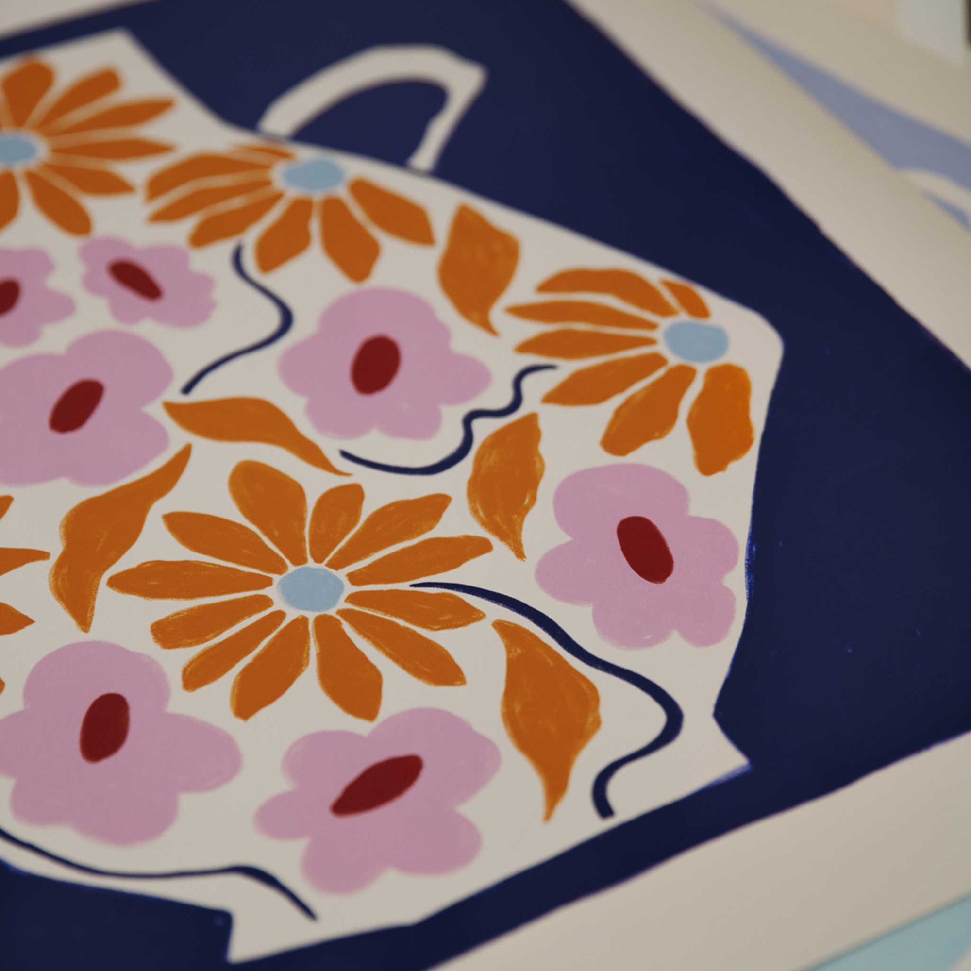 The Poster Club（ポスタークラブ）は、デンマーク・コペンハーゲンを拠点とするオンラインショップで、北欧デザインの高品質なポスターやアートプリントを専門に取り扱っています。新進気鋭の若手アーティストから世界的に活躍する作家まで、多彩なラインナップが魅力。北欧のライフスタイル、ファッション、インテリアデザインのトレンドを取り入れたミニマルで洗練された作品は、シンプルで上質な空間に自然と溶け込みます。ナチュラルインテリアや韓国風の部屋づくり、和モダンテイストにも調和し、アートを取り入れた暮らしを提案。世界中のインテリア雑誌やデザインメディアにも多数掲載されており、感度の高いユーザーからも厚い信頼を集めています。The Poster Clubは、アートプリントを通して日常に美とインスピレーションを届ける、北欧インテリア好きにおすすめのブランドです。