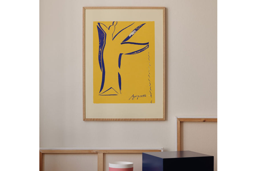 The Poster Club（ポスタークラブ）は、デンマーク・コペンハーゲンを拠点とするオンラインショップで、北欧デザインの高品質なポスターやアートプリントを専門に取り扱っています。新進気鋭の若手アーティストから世界的に活躍する作家まで、多彩なラインナップが魅力。北欧のライフスタイル、ファッション、インテリアデザインのトレンドを取り入れたミニマルで洗練された作品は、シンプルで上質な空間に自然と溶け込みます。ナチュラルインテリアや韓国風の部屋づくり、和モダンテイストにも調和し、アートを取り入れた暮らしを提案。世界中のインテリア雑誌やデザインメディアにも多数掲載されており、感度の高いユーザーからも厚い信頼を集めています。The Poster Clubは、アートプリントを通して日常に美とインスピレーションを届ける、北欧インテリア好きにおすすめのブランドです。