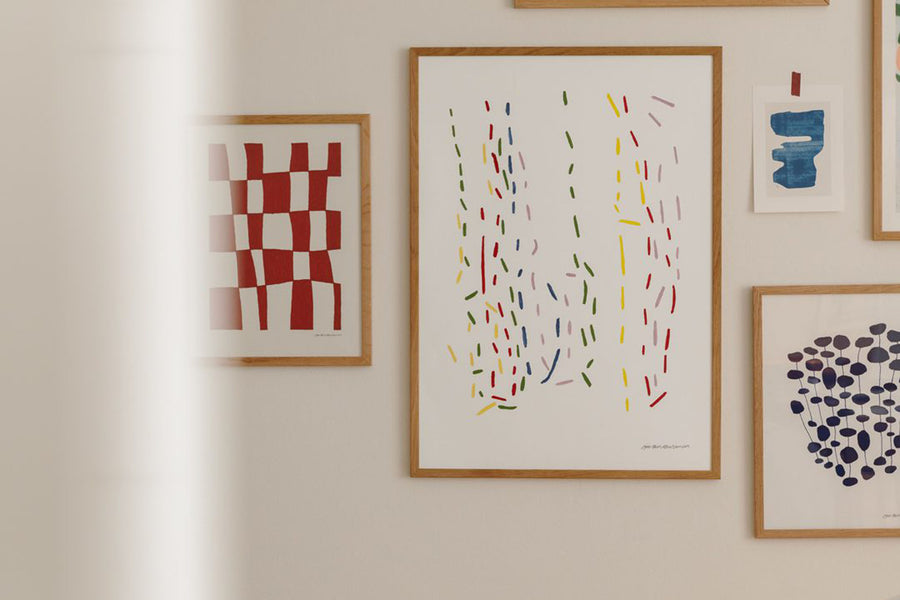 The Poster Club（ポスタークラブ）は、デンマーク・コペンハーゲンを拠点とするオンラインショップで、北欧デザインの高品質なポスターやアートプリントを専門に取り扱っています。新進気鋭の若手アーティストから世界的に活躍する作家まで、多彩なラインナップが魅力。北欧のライフスタイル、ファッション、インテリアデザインのトレンドを取り入れたミニマルで洗練された作品は、シンプルで上質な空間に自然と溶け込みます。ナチュラルインテリアや韓国風の部屋づくり、和モダンテイストにも調和し、アートを取り入れた暮らしを提案。世界中のインテリア雑誌やデザインメディアにも多数掲載されており、感度の高いユーザーからも厚い信頼を集めています。The Poster Clubは、アートプリントを通して日常に美とインスピレーションを届ける、北欧インテリア好きにおすすめのブランドです。