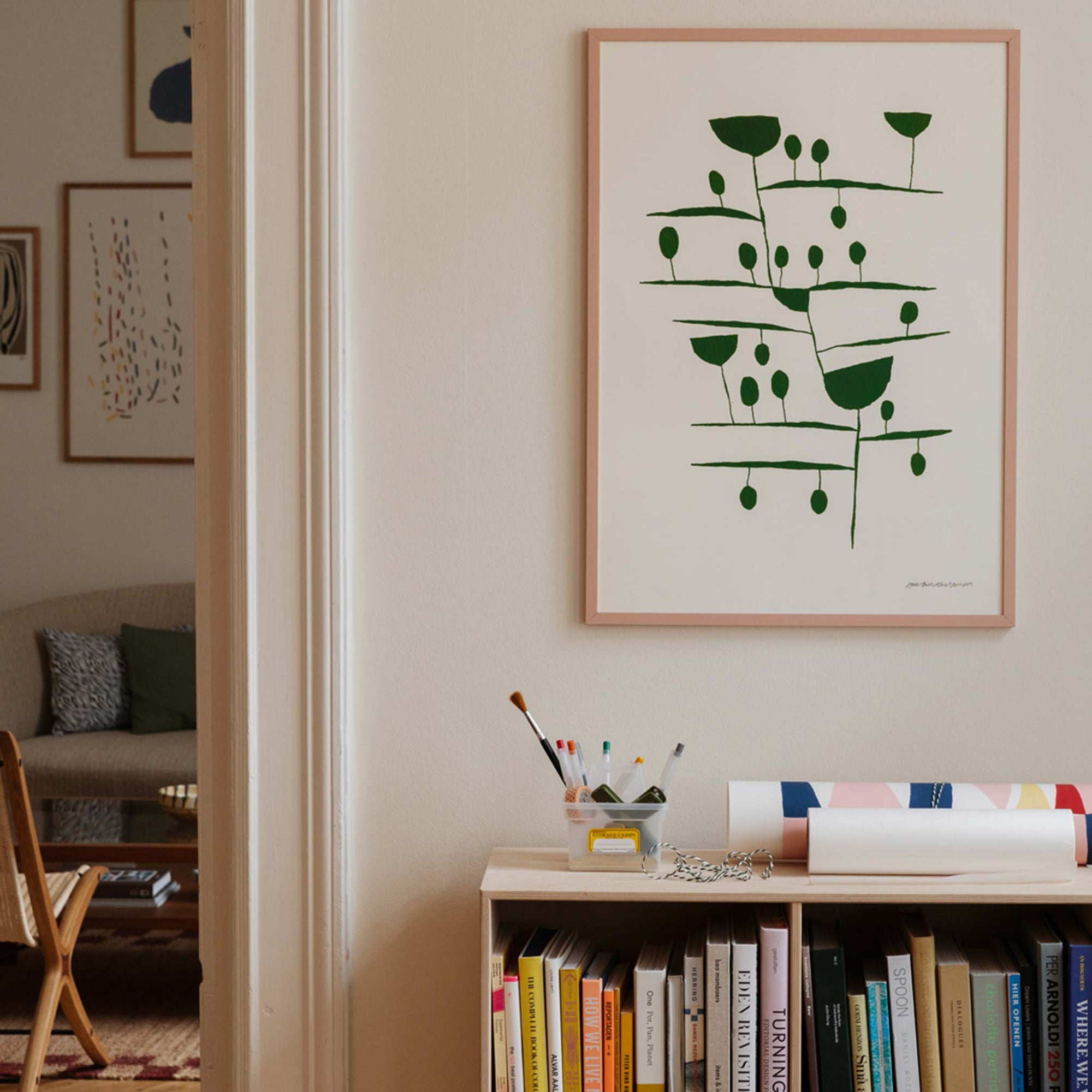 The Poster Club（ポスタークラブ）は、デンマーク・コペンハーゲンを拠点とするオンラインショップで、北欧デザインの高品質なポスターやアートプリントを専門に取り扱っています。新進気鋭の若手アーティストから世界的に活躍する作家まで、多彩なラインナップが魅力。北欧のライフスタイル、ファッション、インテリアデザインのトレンドを取り入れたミニマルで洗練された作品は、シンプルで上質な空間に自然と溶け込みます。ナチュラルインテリアや韓国風の部屋づくり、和モダンテイストにも調和し、アートを取り入れた暮らしを提案。世界中のインテリア雑誌やデザインメディアにも多数掲載されており、感度の高いユーザーからも厚い信頼を集めています。The Poster Clubは、アートプリントを通して日常に美とインスピレーションを届ける、北欧インテリア好きにおすすめのブランドです。