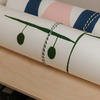 The Poster Club（ポスタークラブ）は、デンマーク・コペンハーゲンを拠点とするオンラインショップで、北欧デザインの高品質なポスターやアートプリントを専門に取り扱っています。新進気鋭の若手アーティストから世界的に活躍する作家まで、多彩なラインナップが魅力。北欧のライフスタイル、ファッション、インテリアデザインのトレンドを取り入れたミニマルで洗練された作品は、シンプルで上質な空間に自然と溶け込みます。ナチュラルインテリアや韓国風の部屋づくり、和モダンテイストにも調和し、アートを取り入れた暮らしを提案。世界中のインテリア雑誌やデザインメディアにも多数掲載されており、感度の高いユーザーからも厚い信頼を集めています。The Poster Clubは、アートプリントを通して日常に美とインスピレーションを届ける、北欧インテリア好きにおすすめのブランドです。