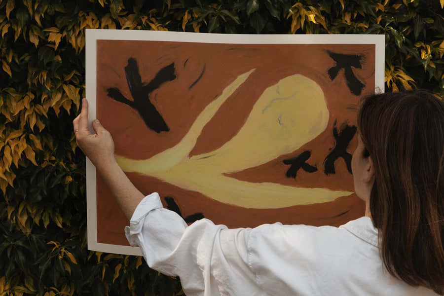 The Poster Club（ポスタークラブ）は、デンマーク・コペンハーゲンを拠点とするオンラインショップで、北欧デザインの高品質なポスターやアートプリントを専門に取り扱っています。新進気鋭の若手アーティストから世界的に活躍する作家まで、多彩なラインナップが魅力。北欧のライフスタイル、ファッション、インテリアデザインのトレンドを取り入れたミニマルで洗練された作品は、シンプルで上質な空間に自然と溶け込みます。ナチュラルインテリアや韓国風の部屋づくり、和モダンテイストにも調和し、アートを取り入れた暮らしを提案。世界中のインテリア雑誌やデザインメディアにも多数掲載されており、感度の高いユーザーからも厚い信頼を集めています。The Poster Clubは、アートプリントを通して日常に美とインスピレーションを届ける、北欧インテリア好きにおすすめのブランドです。