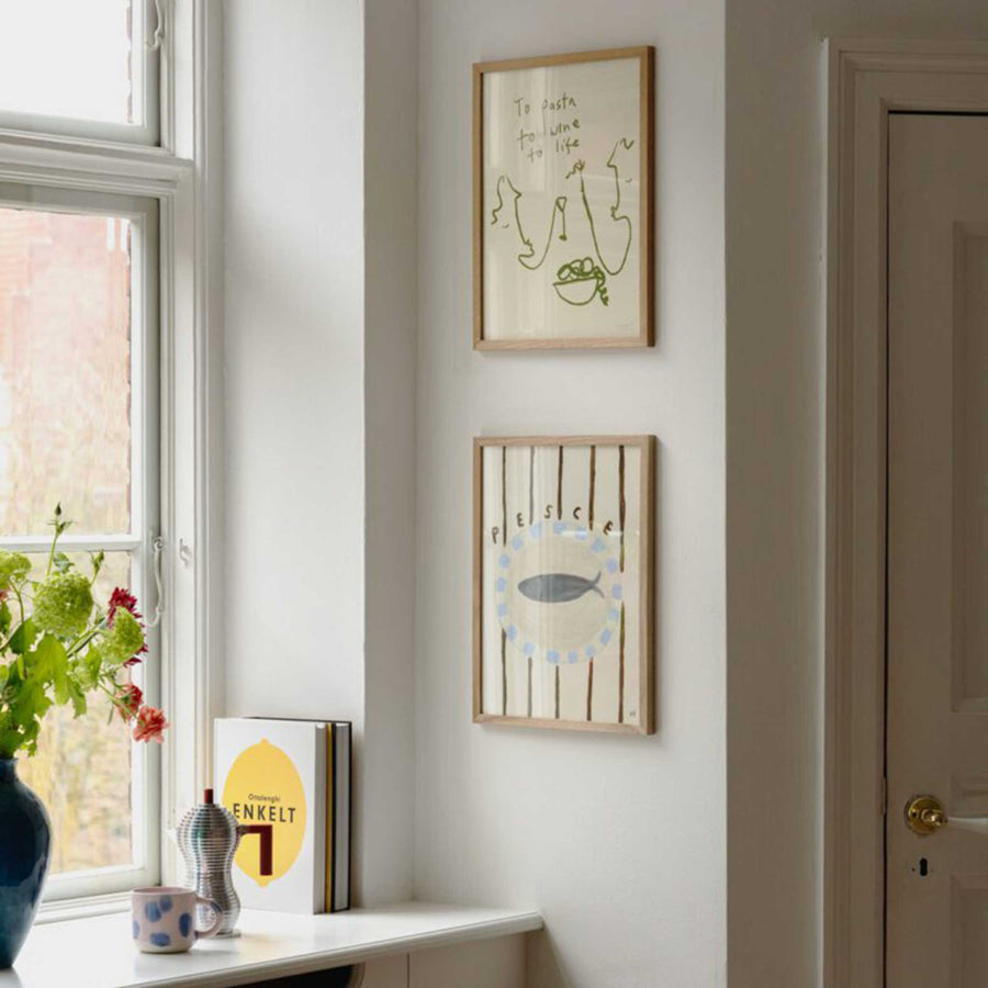 The Poster Club（ポスタークラブ）は、デンマーク・コペンハーゲンを拠点とするオンラインショップで、北欧デザインの高品質なポスターやアートプリントを専門に取り扱っています。新進気鋭の若手アーティストから世界的に活躍する作家まで、多彩なラインナップが魅力。北欧のライフスタイル、ファッション、インテリアデザインのトレンドを取り入れたミニマルで洗練された作品は、シンプルで上質な空間に自然と溶け込みます。ナチュラルインテリアや韓国風の部屋づくり、和モダンテイストにも調和し、アートを取り入れた暮らしを提案。世界中のインテリア雑誌やデザインメディアにも多数掲載されており、感度の高いユーザーからも厚い信頼を集めています。The Poster Clubは、アートプリントを通して日常に美とインスピレーションを届ける、北欧インテリア好きにおすすめのブランドです。