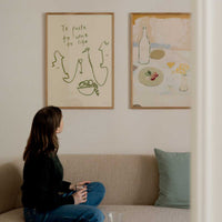 The Poster Club（ポスタークラブ）は、デンマーク・コペンハーゲンを拠点とするオンラインショップで、北欧デザインの高品質なポスターやアートプリントを専門に取り扱っています。新進気鋭の若手アーティストから世界的に活躍する作家まで、多彩なラインナップが魅力。北欧のライフスタイル、ファッション、インテリアデザインのトレンドを取り入れたミニマルで洗練された作品は、シンプルで上質な空間に自然と溶け込みます。ナチュラルインテリアや韓国風の部屋づくり、和モダンテイストにも調和し、アートを取り入れた暮らしを提案。世界中のインテリア雑誌やデザインメディアにも多数掲載されており、感度の高いユーザーからも厚い信頼を集めています。The Poster Clubは、アートプリントを通して日常に美とインスピレーションを届ける、北欧インテリア好きにおすすめのブランドです。