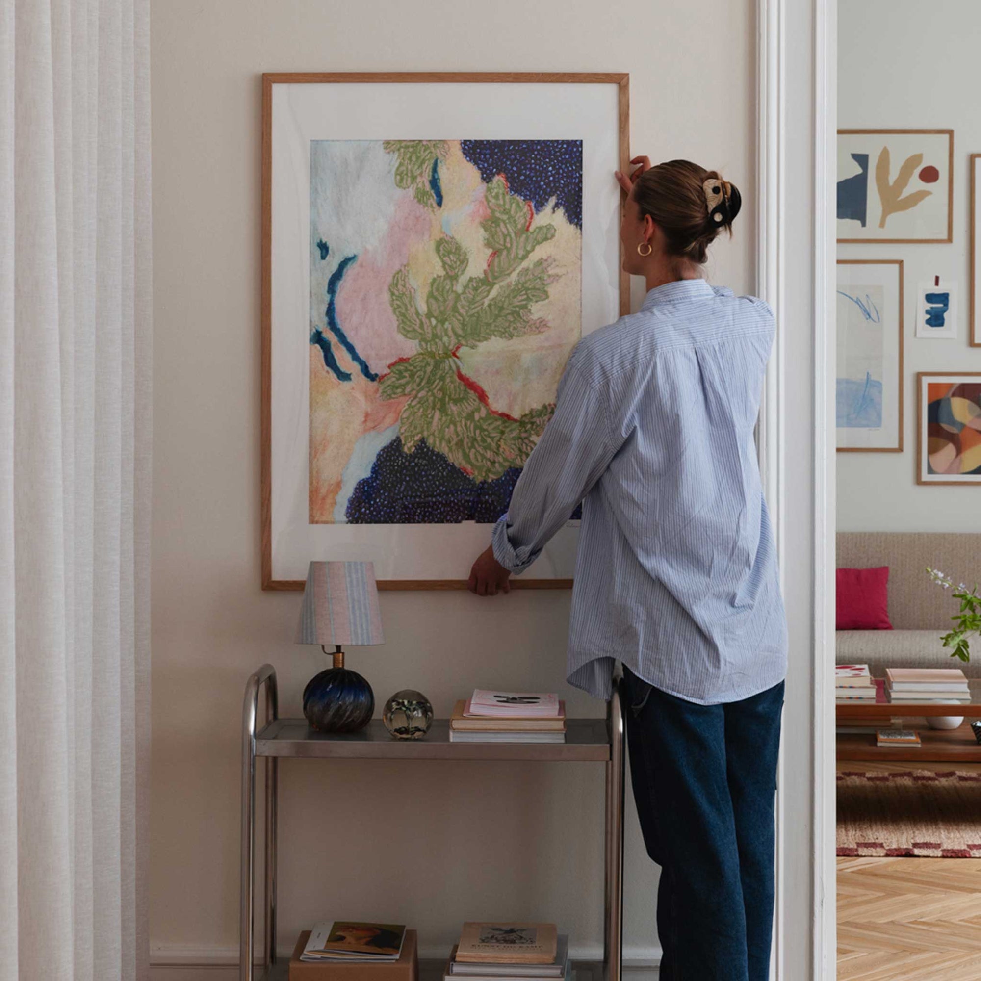 The Poster Club（ポスタークラブ）は、デンマーク・コペンハーゲンを拠点とするオンラインショップで、北欧デザインの高品質なポスターやアートプリントを専門に取り扱っています。新進気鋭の若手アーティストから世界的に活躍する作家まで、多彩なラインナップが魅力。北欧のライフスタイル、ファッション、インテリアデザインのトレンドを取り入れたミニマルで洗練された作品は、シンプルで上質な空間に自然と溶け込みます。ナチュラルインテリアや韓国風の部屋づくり、和モダンテイストにも調和し、アートを取り入れた暮らしを提案。世界中のインテリア雑誌やデザインメディアにも多数掲載されており、感度の高いユーザーからも厚い信頼を集めています。The Poster Clubは、アートプリントを通して日常に美とインスピレーションを届ける、北欧インテリア好きにおすすめのブランドです。