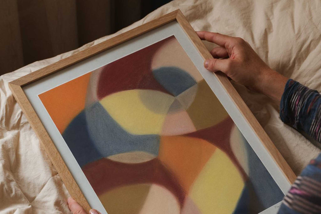 The Poster Club（ポスタークラブ）は、デンマーク・コペンハーゲンを拠点とするオンラインショップで、北欧デザインの高品質なポスターやアートプリントを専門に取り扱っています。新進気鋭の若手アーティストから世界的に活躍する作家まで、多彩なラインナップが魅力。北欧のライフスタイル、ファッション、インテリアデザインのトレンドを取り入れたミニマルで洗練された作品は、シンプルで上質な空間に自然と溶け込みます。ナチュラルインテリアや韓国風の部屋づくり、和モダンテイストにも調和し、アートを取り入れた暮らしを提案。世界中のインテリア雑誌やデザインメディアにも多数掲載されており、感度の高いユーザーからも厚い信頼を集めています。The Poster Clubは、アートプリントを通して日常に美とインスピレーションを届ける、北欧インテリア好きにおすすめのブランドです。