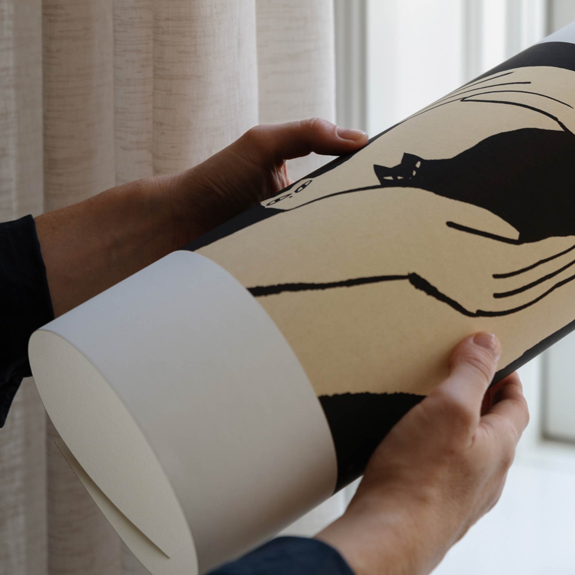 The Poster Club（ポスタークラブ）は、デンマーク・コペンハーゲンを拠点とするオンラインショップで、北欧デザインの高品質なポスターやアートプリントを専門に取り扱っています。新進気鋭の若手アーティストから世界的に活躍する作家まで、多彩なラインナップが魅力。北欧のライフスタイル、ファッション、インテリアデザインのトレンドを取り入れたミニマルで洗練された作品は、シンプルで上質な空間に自然と溶け込みます。ナチュラルインテリアや韓国風の部屋づくり、和モダンテイストにも調和し、アートを取り入れた暮らしを提案。世界中のインテリア雑誌やデザインメディアにも多数掲載されており、感度の高いユーザーからも厚い信頼を集めています。The Poster Clubは、アートプリントを通して日常に美とインスピレーションを届ける、北欧インテリア好きにおすすめのブランドです。