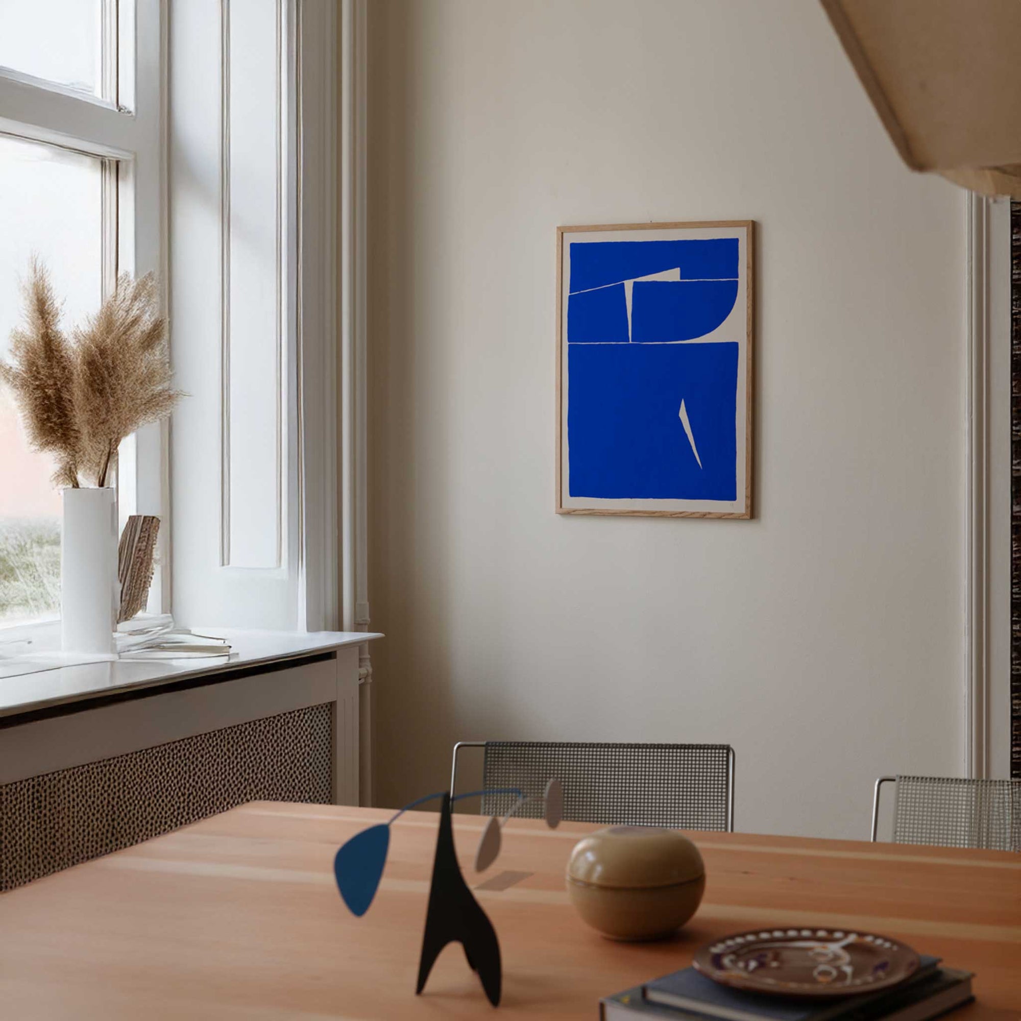 The Poster Club（ポスタークラブ）は、デンマーク・コペンハーゲンを拠点とするオンラインショップで、北欧デザインの高品質なポスターやアートプリントを専門に取り扱っています。新進気鋭の若手アーティストから世界的に活躍する作家まで、多彩なラインナップが魅力。北欧のライフスタイル、ファッション、インテリアデザインのトレンドを取り入れたミニマルで洗練された作品は、シンプルで上質な空間に自然と溶け込みます。ナチュラルインテリアや韓国風の部屋づくり、和モダンテイストにも調和し、アートを取り入れた暮らしを提案。世界中のインテリア雑誌やデザインメディアにも多数掲載されており、感度の高いユーザーからも厚い信頼を集めています。The Poster Clubは、アートプリントを通して日常に美とインスピレーションを届ける、北欧インテリア好きにおすすめのブランドです。