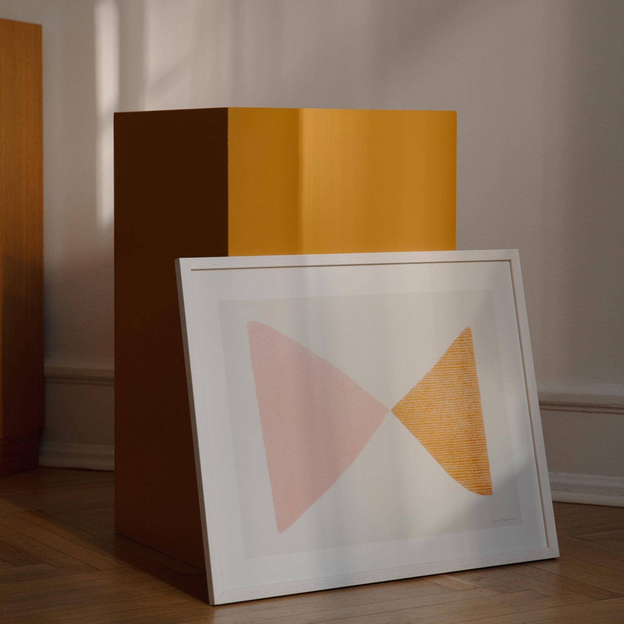 The Poster Club（ポスタークラブ）は、デンマーク・コペンハーゲンを拠点とするオンラインショップで、北欧デザインの高品質なポスターやアートプリントを専門に取り扱っています。新進気鋭の若手アーティストから世界的に活躍する作家まで、多彩なラインナップが魅力。北欧のライフスタイル、ファッション、インテリアデザインのトレンドを取り入れたミニマルで洗練された作品は、シンプルで上質な空間に自然と溶け込みます。ナチュラルインテリアや韓国風の部屋づくり、和モダンテイストにも調和し、アートを取り入れた暮らしを提案。世界中のインテリア雑誌やデザインメディアにも多数掲載されており、感度の高いユーザーからも厚い信頼を集めています。The Poster Clubは、アートプリントを通して日常に美とインスピレーションを届ける、北欧インテリア好きにおすすめのブランドです。