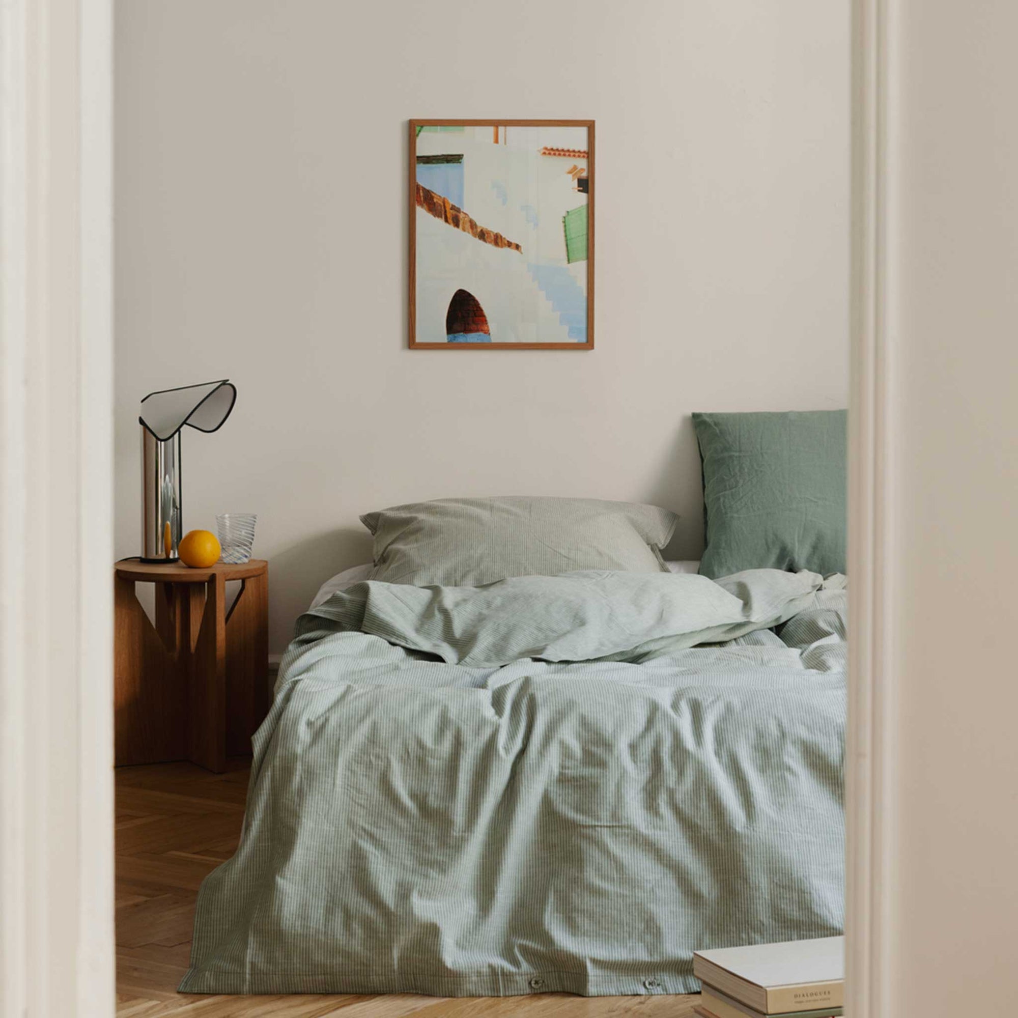 The Poster Club（ポスタークラブ）は、デンマーク・コペンハーゲンを拠点とするオンラインショップで、北欧デザインの高品質なポスターやアートプリントを専門に取り扱っています。新進気鋭の若手アーティストから世界的に活躍する作家まで、多彩なラインナップが魅力。北欧のライフスタイル、ファッション、インテリアデザインのトレンドを取り入れたミニマルで洗練された作品は、シンプルで上質な空間に自然と溶け込みます。ナチュラルインテリアや韓国風の部屋づくり、和モダンテイストにも調和し、アートを取り入れた暮らしを提案。世界中のインテリア雑誌やデザインメディアにも多数掲載されており、感度の高いユーザーからも厚い信頼を集めています。The Poster Clubは、アートプリントを通して日常に美とインスピレーションを届ける、北欧インテリア好きにおすすめのブランドです。