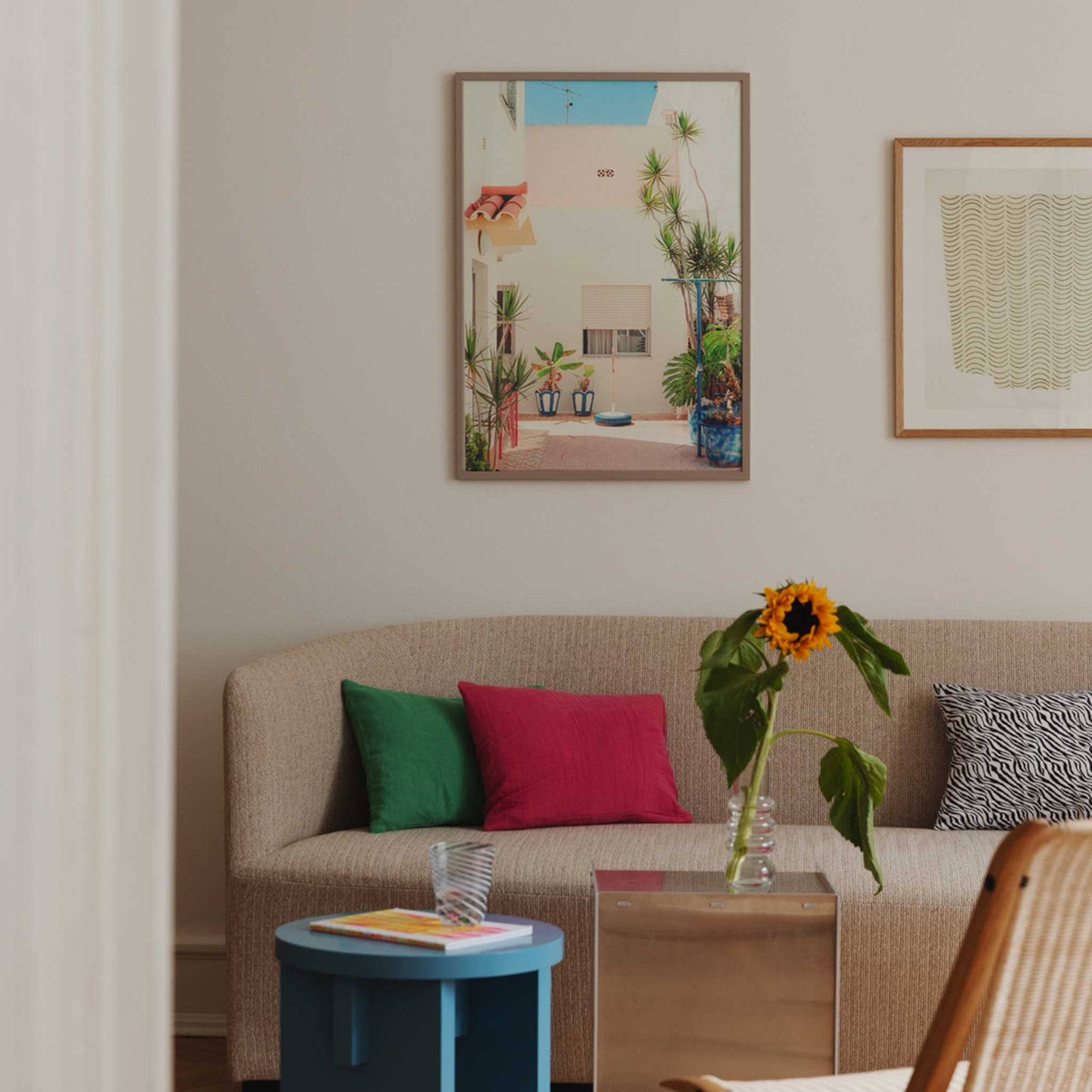 The Poster Club（ポスタークラブ）は、デンマーク・コペンハーゲンを拠点とするオンラインショップで、北欧デザインの高品質なポスターやアートプリントを専門に取り扱っています。新進気鋭の若手アーティストから世界的に活躍する作家まで、多彩なラインナップが魅力。北欧のライフスタイル、ファッション、インテリアデザインのトレンドを取り入れたミニマルで洗練された作品は、シンプルで上質な空間に自然と溶け込みます。ナチュラルインテリアや韓国風の部屋づくり、和モダンテイストにも調和し、アートを取り入れた暮らしを提案。世界中のインテリア雑誌やデザインメディアにも多数掲載されており、感度の高いユーザーからも厚い信頼を集めています。The Poster Clubは、アートプリントを通して日常に美とインスピレーションを届ける、北欧インテリア好きにおすすめのブランドです。