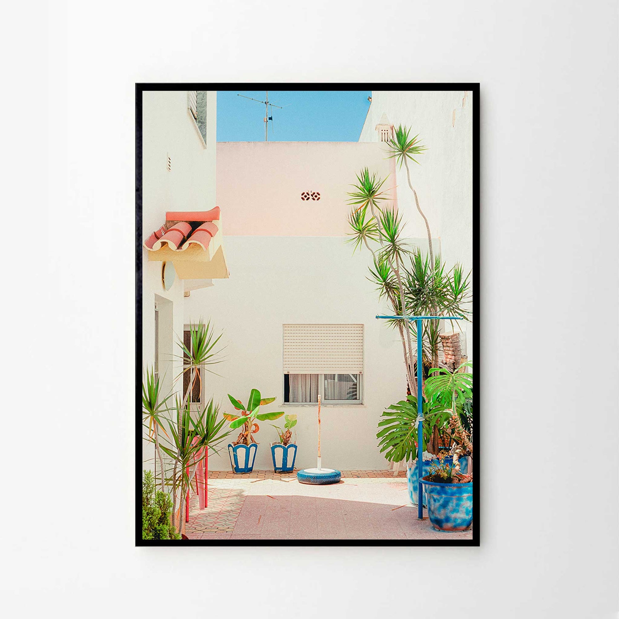 The Poster Club（ポスタークラブ）は、デンマーク・コペンハーゲンを拠点とするオンラインショップで、北欧デザインの高品質なポスターやアートプリントを専門に取り扱っています。新進気鋭の若手アーティストから世界的に活躍する作家まで、多彩なラインナップが魅力。北欧のライフスタイル、ファッション、インテリアデザインのトレンドを取り入れたミニマルで洗練された作品は、シンプルで上質な空間に自然と溶け込みます。ナチュラルインテリアや韓国風の部屋づくり、和モダンテイストにも調和し、アートを取り入れた暮らしを提案。世界中のインテリア雑誌やデザインメディアにも多数掲載されており、感度の高いユーザーからも厚い信頼を集めています。The Poster Clubは、アートプリントを通して日常に美とインスピレーションを届ける、北欧インテリア好きにおすすめのブランドです。