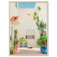 The Poster Club（ポスタークラブ）は、デンマーク・コペンハーゲンを拠点とするオンラインショップで、北欧デザインの高品質なポスターやアートプリントを専門に取り扱っています。新進気鋭の若手アーティストから世界的に活躍する作家まで、多彩なラインナップが魅力。北欧のライフスタイル、ファッション、インテリアデザインのトレンドを取り入れたミニマルで洗練された作品は、シンプルで上質な空間に自然と溶け込みます。ナチュラルインテリアや韓国風の部屋づくり、和モダンテイストにも調和し、アートを取り入れた暮らしを提案。世界中のインテリア雑誌やデザインメディアにも多数掲載されており、感度の高いユーザーからも厚い信頼を集めています。The Poster Clubは、アートプリントを通して日常に美とインスピレーションを届ける、北欧インテリア好きにおすすめのブランドです。