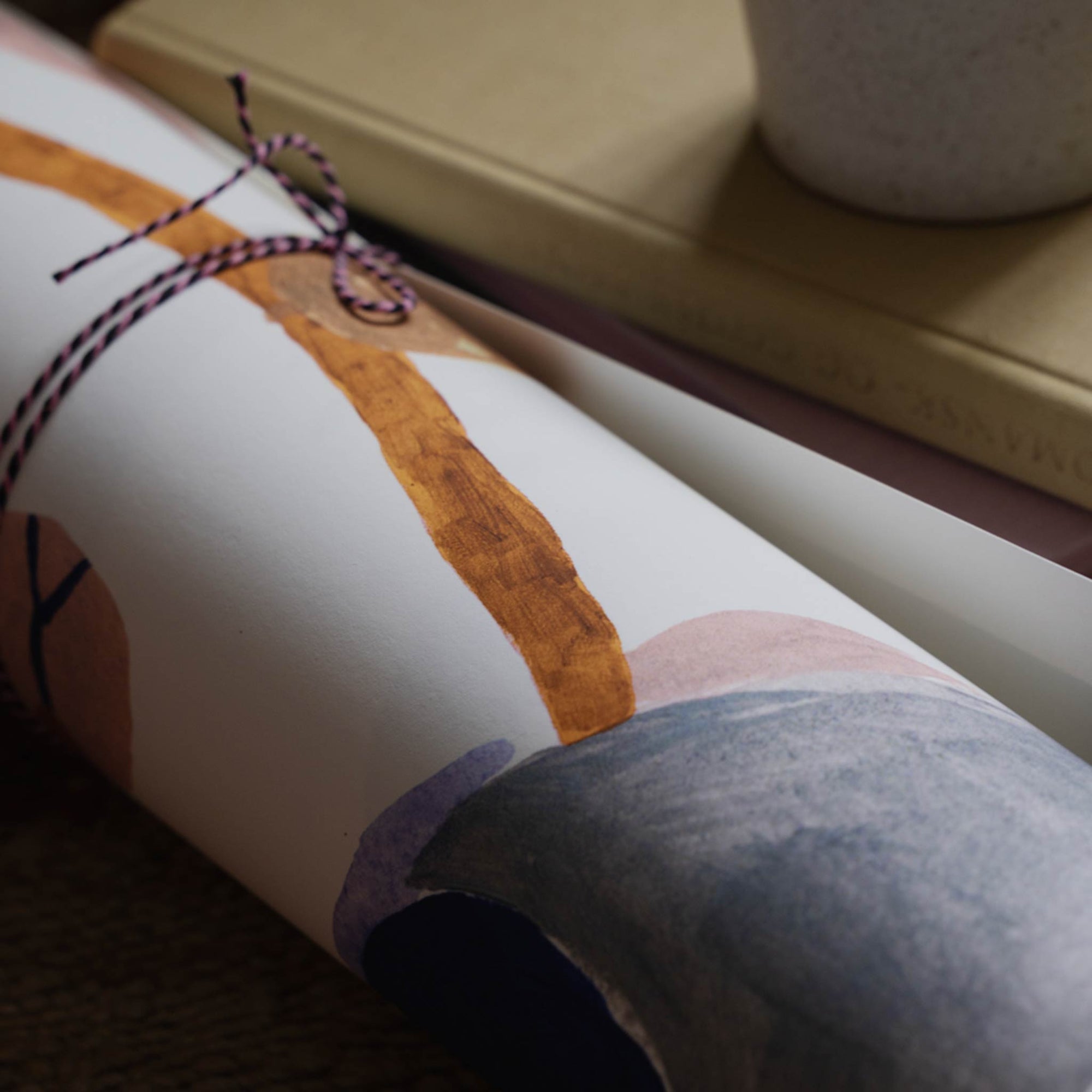 The Poster Club（ポスタークラブ）は、デンマーク・コペンハーゲンを拠点とするオンラインショップで、北欧デザインの高品質なポスターやアートプリントを専門に取り扱っています。新進気鋭の若手アーティストから世界的に活躍する作家まで、多彩なラインナップが魅力。北欧のライフスタイル、ファッション、インテリアデザインのトレンドを取り入れたミニマルで洗練された作品は、シンプルで上質な空間に自然と溶け込みます。ナチュラルインテリアや韓国風の部屋づくり、和モダンテイストにも調和し、アートを取り入れた暮らしを提案。世界中のインテリア雑誌やデザインメディアにも多数掲載されており、感度の高いユーザーからも厚い信頼を集めています。The Poster Clubは、アートプリントを通して日常に美とインスピレーションを届ける、北欧インテリア好きにおすすめのブランドです。