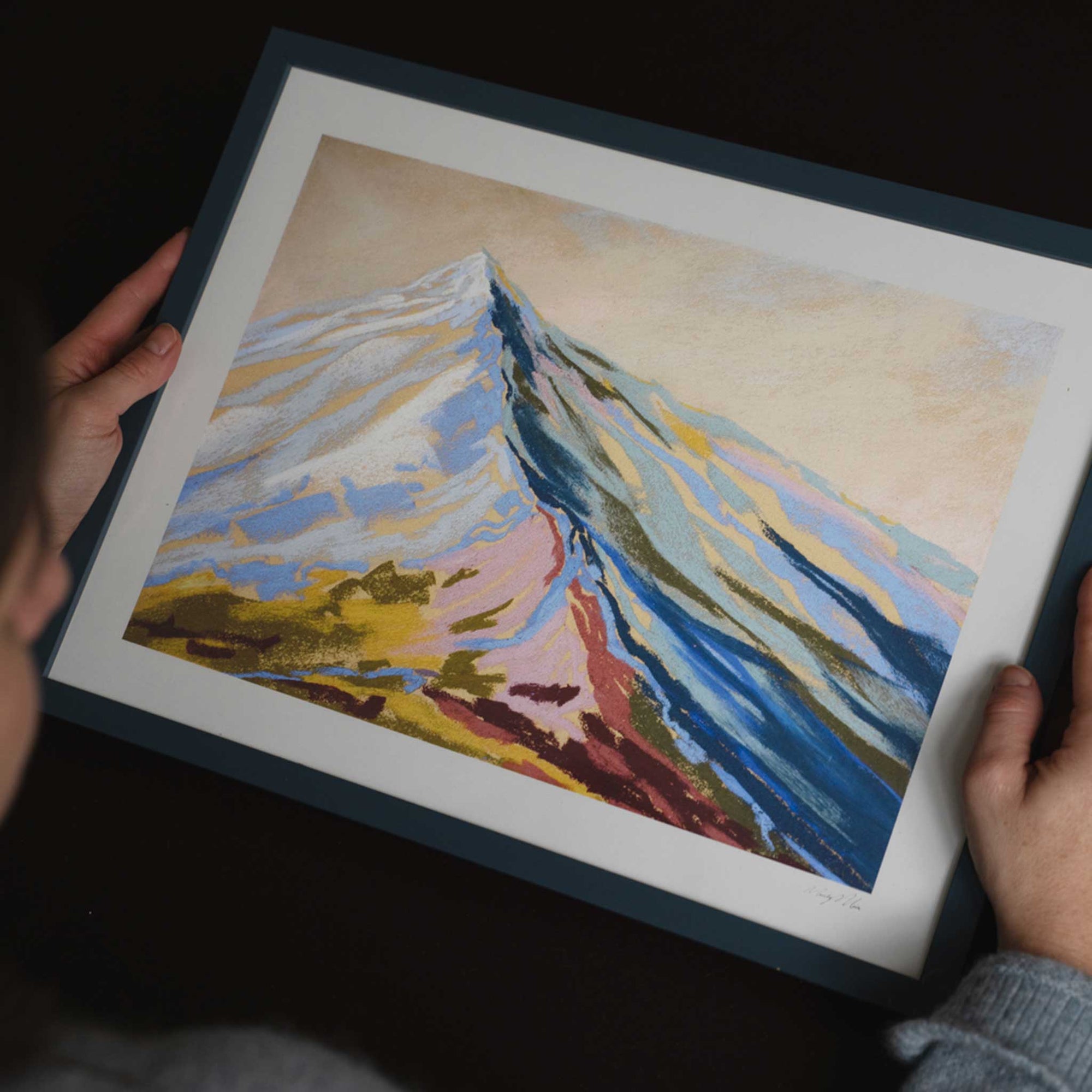 The Poster Club（ポスタークラブ）は、デンマーク・コペンハーゲンを拠点とするオンラインショップで、北欧デザインの高品質なポスターやアートプリントを専門に取り扱っています。新進気鋭の若手アーティストから世界的に活躍する作家まで、多彩なラインナップが魅力。北欧のライフスタイル、ファッション、インテリアデザインのトレンドを取り入れたミニマルで洗練された作品は、シンプルで上質な空間に自然と溶け込みます。ナチュラルインテリアや韓国風の部屋づくり、和モダンテイストにも調和し、アートを取り入れた暮らしを提案。世界中のインテリア雑誌やデザインメディアにも多数掲載されており、感度の高いユーザーからも厚い信頼を集めています。The Poster Clubは、アートプリントを通して日常に美とインスピレーションを届ける、北欧インテリア好きにおすすめのブランドです。