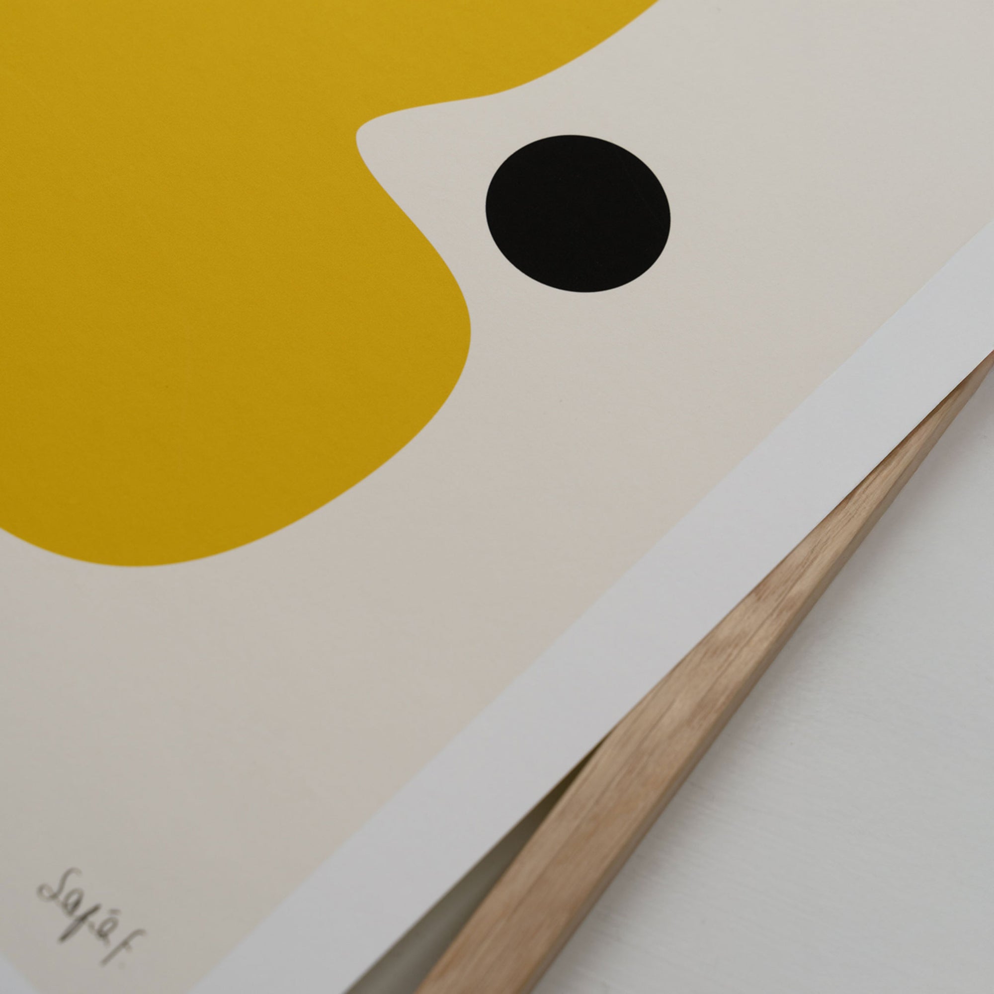 The Poster Club（ポスタークラブ）は、デンマーク・コペンハーゲンを拠点とするオンラインショップで、北欧デザインの高品質なポスターやアートプリントを専門に取り扱っています。新進気鋭の若手アーティストから世界的に活躍する作家まで、多彩なラインナップが魅力。北欧のライフスタイル、ファッション、インテリアデザインのトレンドを取り入れたミニマルで洗練された作品は、シンプルで上質な空間に自然と溶け込みます。ナチュラルインテリアや韓国風の部屋づくり、和モダンテイストにも調和し、アートを取り入れた暮らしを提案。世界中のインテリア雑誌やデザインメディアにも多数掲載されており、感度の高いユーザーからも厚い信頼を集めています。The Poster Clubは、アートプリントを通して日常に美とインスピレーションを届ける、北欧インテリア好きにおすすめのブランドです。