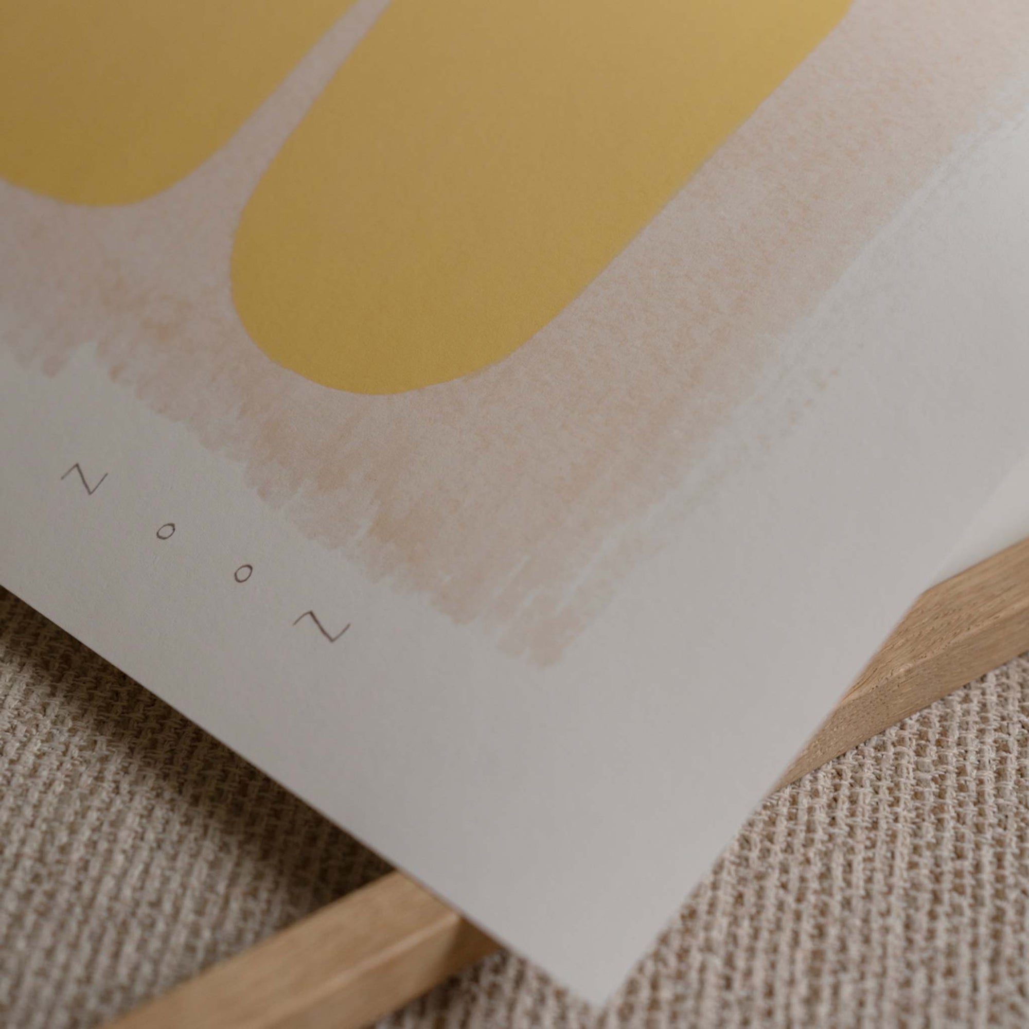 The Poster Club（ポスタークラブ）は、デンマーク・コペンハーゲンを拠点とするオンラインショップで、北欧デザインの高品質なポスターやアートプリントを専門に取り扱っています。新進気鋭の若手アーティストから世界的に活躍する作家まで、多彩なラインナップが魅力。北欧のライフスタイル、ファッション、インテリアデザインのトレンドを取り入れたミニマルで洗練された作品は、シンプルで上質な空間に自然と溶け込みます。ナチュラルインテリアや韓国風の部屋づくり、和モダンテイストにも調和し、アートを取り入れた暮らしを提案。世界中のインテリア雑誌やデザインメディアにも多数掲載されており、感度の高いユーザーからも厚い信頼を集めています。The Poster Clubは、アートプリントを通して日常に美とインスピレーションを届ける、北欧インテリア好きにおすすめのブランドです。