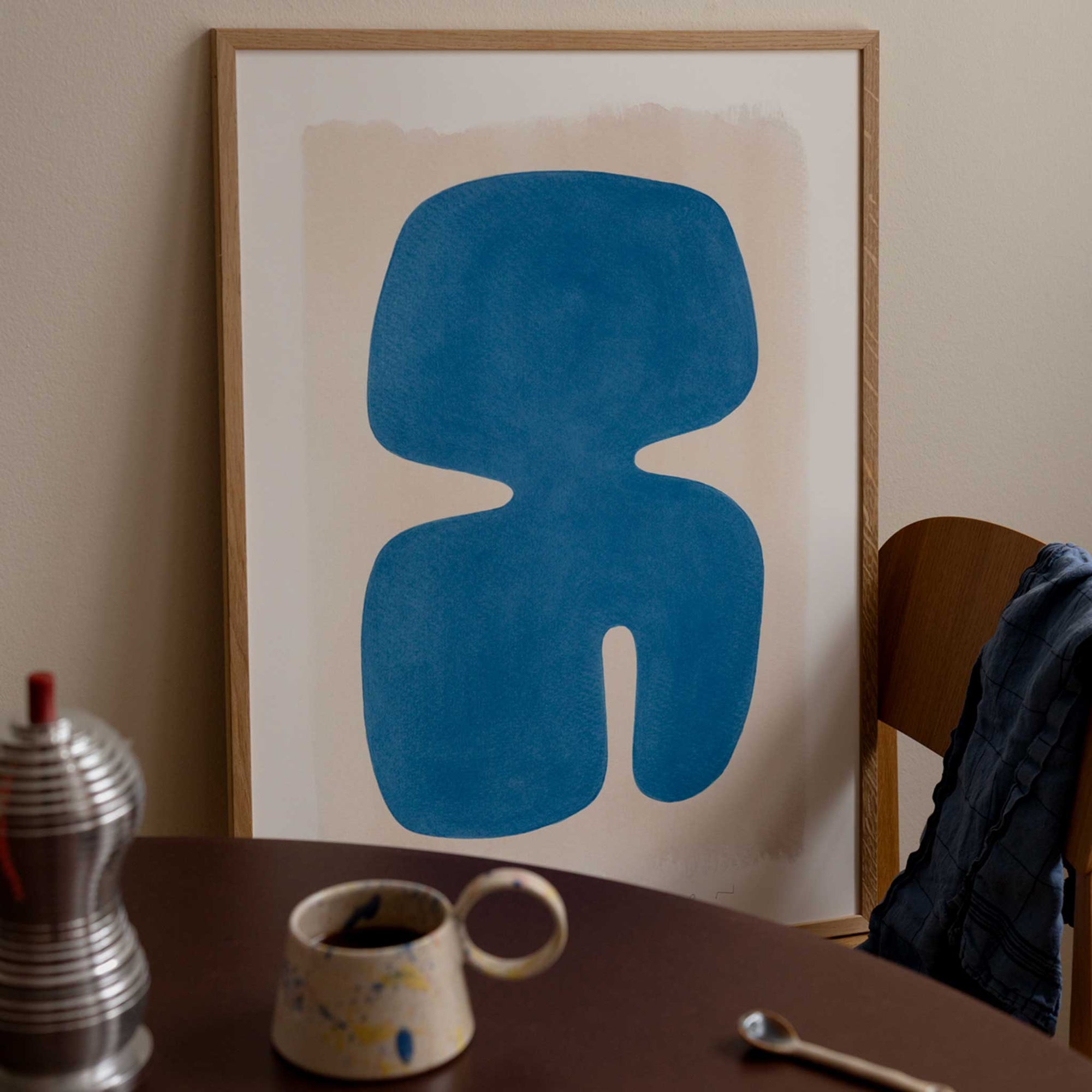 The Poster Club（ポスタークラブ）は、デンマーク・コペンハーゲンを拠点とするオンラインショップで、北欧デザインの高品質なポスターやアートプリントを専門に取り扱っています。新進気鋭の若手アーティストから世界的に活躍する作家まで、多彩なラインナップが魅力。北欧のライフスタイル、ファッション、インテリアデザインのトレンドを取り入れたミニマルで洗練された作品は、シンプルで上質な空間に自然と溶け込みます。ナチュラルインテリアや韓国風の部屋づくり、和モダンテイストにも調和し、アートを取り入れた暮らしを提案。世界中のインテリア雑誌やデザインメディアにも多数掲載されており、感度の高いユーザーからも厚い信頼を集めています。The Poster Clubは、アートプリントを通して日常に美とインスピレーションを届ける、北欧インテリア好きにおすすめのブランドです。