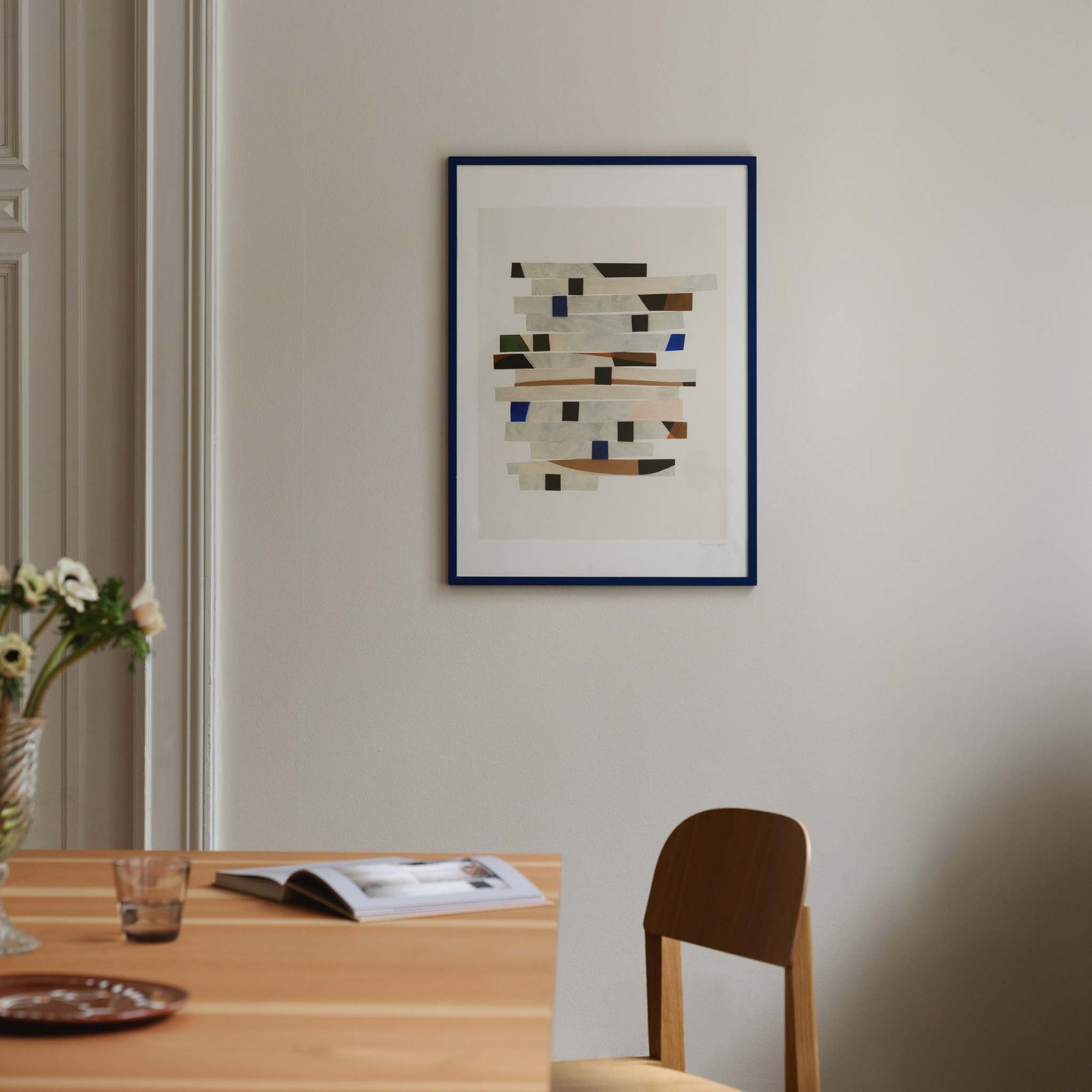 The Poster Club（ポスタークラブ）は、デンマーク・コペンハーゲンを拠点とするオンラインショップで、北欧デザインの高品質なポスターやアートプリントを専門に取り扱っています。新進気鋭の若手アーティストから世界的に活躍する作家まで、多彩なラインナップが魅力。北欧のライフスタイル、ファッション、インテリアデザインのトレンドを取り入れたミニマルで洗練された作品は、シンプルで上質な空間に自然と溶け込みます。ナチュラルインテリアや韓国風の部屋づくり、和モダンテイストにも調和し、アートを取り入れた暮らしを提案。世界中のインテリア雑誌やデザインメディアにも多数掲載されており、感度の高いユーザーからも厚い信頼を集めています。The Poster Clubは、アートプリントを通して日常に美とインスピレーションを届ける、北欧インテリア好きにおすすめのブランドです。