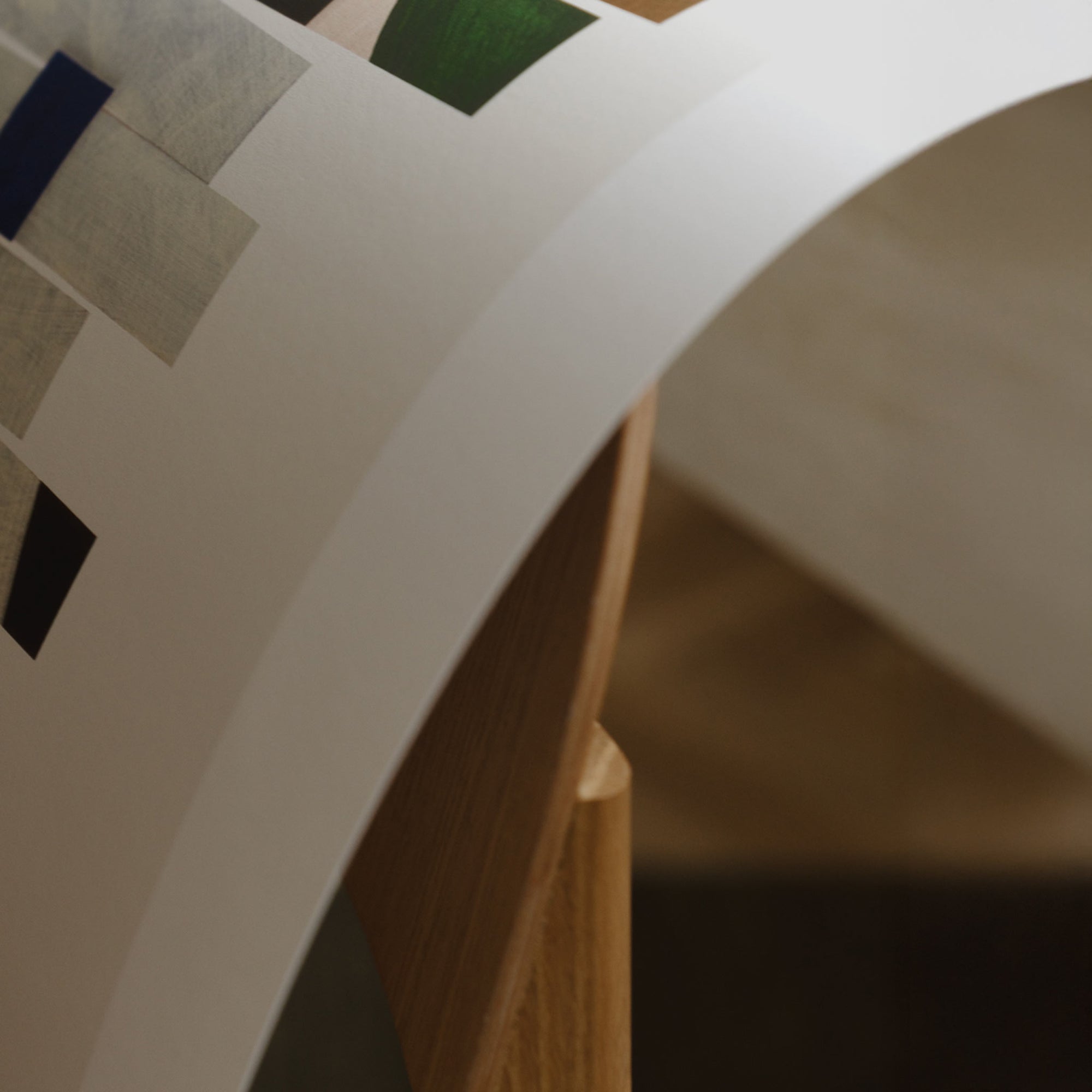 The Poster Club（ポスタークラブ）は、デンマーク・コペンハーゲンを拠点とするオンラインショップで、北欧デザインの高品質なポスターやアートプリントを専門に取り扱っています。新進気鋭の若手アーティストから世界的に活躍する作家まで、多彩なラインナップが魅力。北欧のライフスタイル、ファッション、インテリアデザインのトレンドを取り入れたミニマルで洗練された作品は、シンプルで上質な空間に自然と溶け込みます。ナチュラルインテリアや韓国風の部屋づくり、和モダンテイストにも調和し、アートを取り入れた暮らしを提案。世界中のインテリア雑誌やデザインメディアにも多数掲載されており、感度の高いユーザーからも厚い信頼を集めています。The Poster Clubは、アートプリントを通して日常に美とインスピレーションを届ける、北欧インテリア好きにおすすめのブランドです。