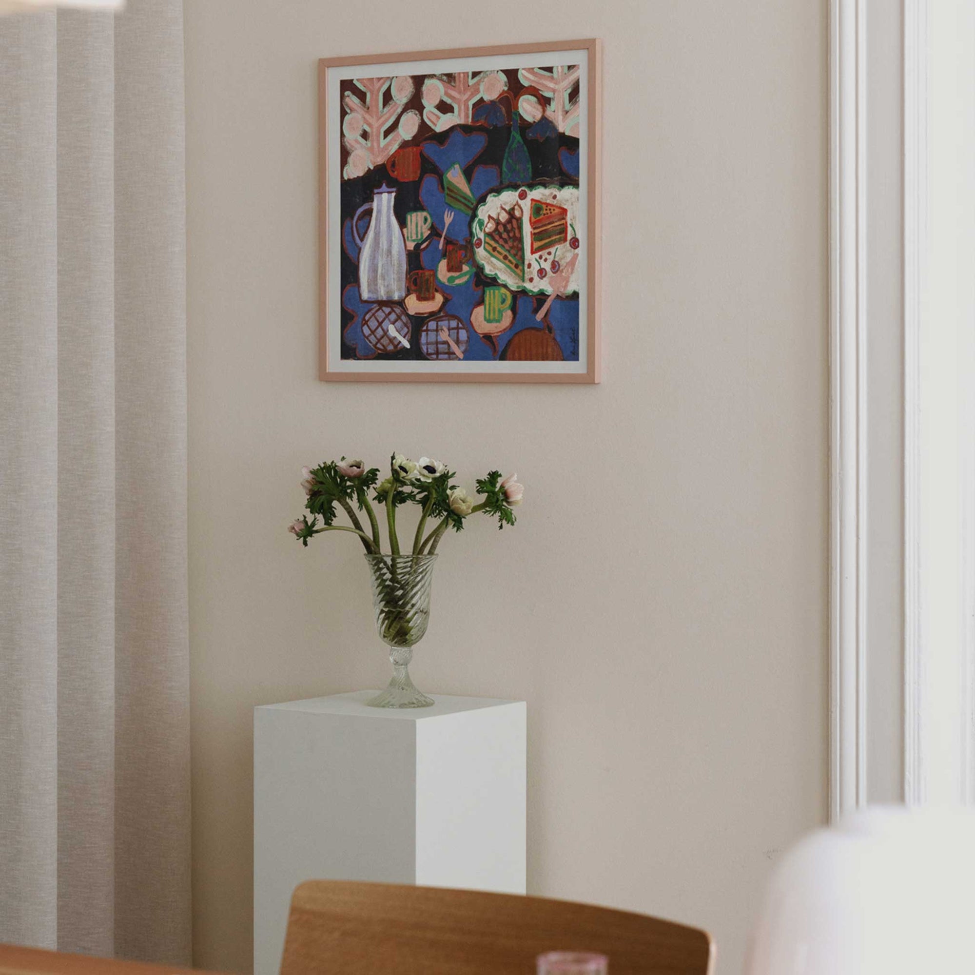 The Poster Club（ポスタークラブ）は、デンマーク・コペンハーゲンを拠点とするオンラインショップで、北欧デザインの高品質なポスターやアートプリントを専門に取り扱っています。新進気鋭の若手アーティストから世界的に活躍する作家まで、多彩なラインナップが魅力。北欧のライフスタイル、ファッション、インテリアデザインのトレンドを取り入れたミニマルで洗練された作品は、シンプルで上質な空間に自然と溶け込みます。ナチュラルインテリアや韓国風の部屋づくり、和モダンテイストにも調和し、アートを取り入れた暮らしを提案。世界中のインテリア雑誌やデザインメディアにも多数掲載されており、感度の高いユーザーからも厚い信頼を集めています。The Poster Clubは、アートプリントを通して日常に美とインスピレーションを届ける、北欧インテリア好きにおすすめのブランドです。