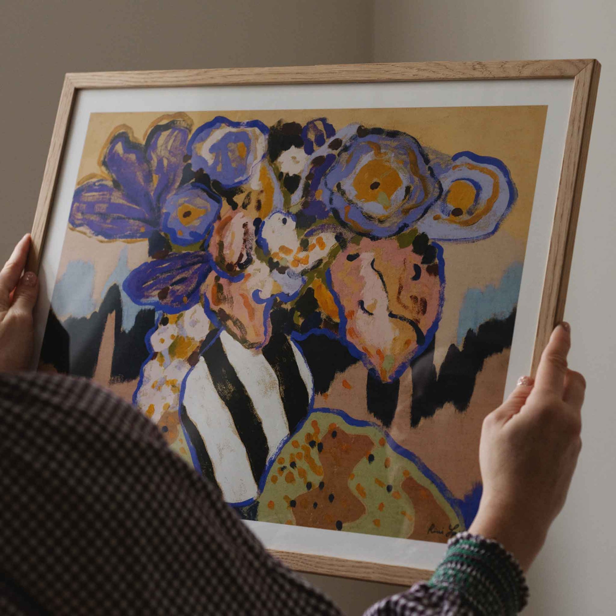 The Poster Club（ポスタークラブ）は、デンマーク・コペンハーゲンを拠点とするオンラインショップで、北欧デザインの高品質なポスターやアートプリントを専門に取り扱っています。新進気鋭の若手アーティストから世界的に活躍する作家まで、多彩なラインナップが魅力。北欧のライフスタイル、ファッション、インテリアデザインのトレンドを取り入れたミニマルで洗練された作品は、シンプルで上質な空間に自然と溶け込みます。ナチュラルインテリアや韓国風の部屋づくり、和モダンテイストにも調和し、アートを取り入れた暮らしを提案。世界中のインテリア雑誌やデザインメディアにも多数掲載されており、感度の高いユーザーからも厚い信頼を集めています。The Poster Clubは、アートプリントを通して日常に美とインスピレーションを届ける、北欧インテリア好きにおすすめのブランドです。