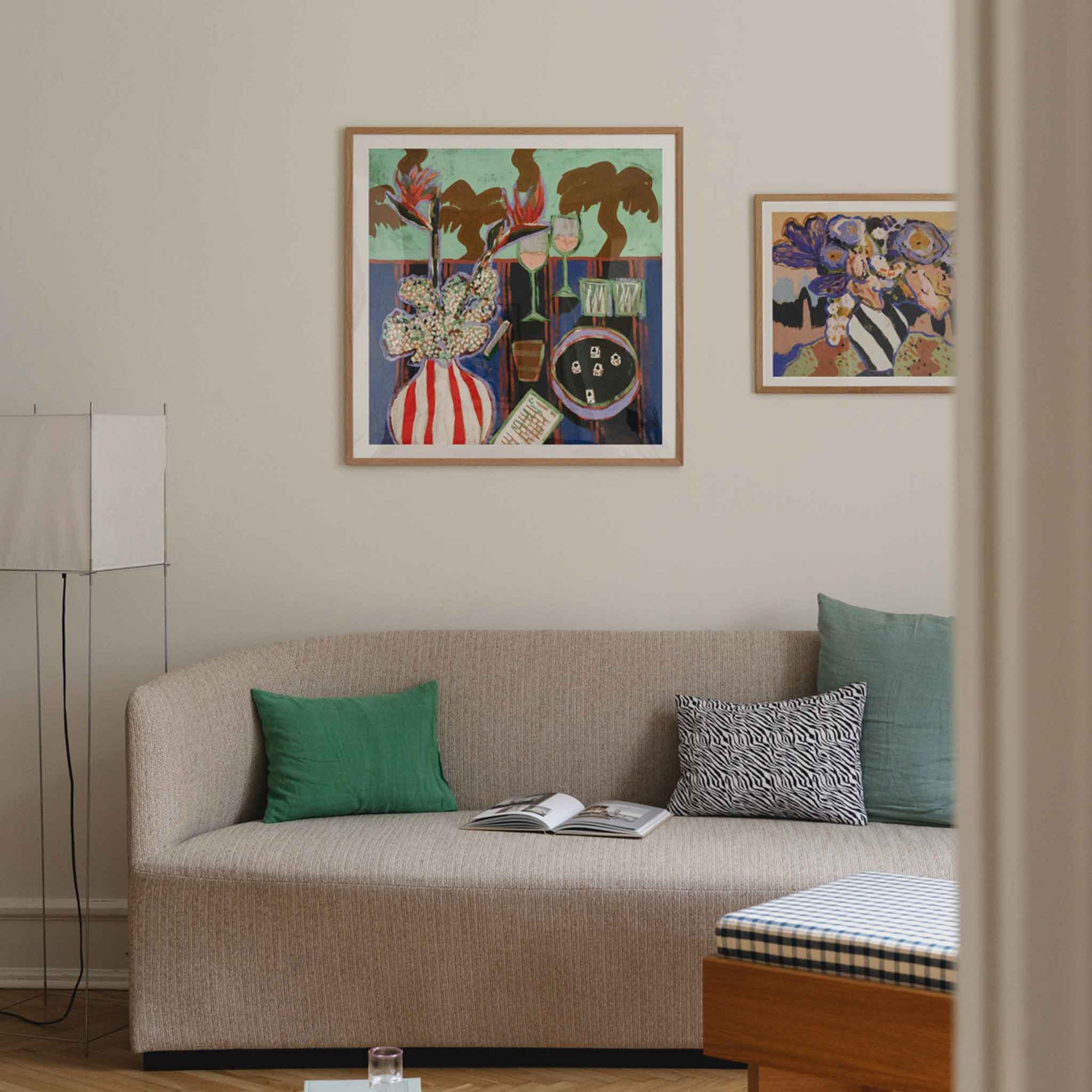 The Poster Club（ポスタークラブ）は、デンマーク・コペンハーゲンを拠点とするオンラインショップで、北欧デザインの高品質なポスターやアートプリントを専門に取り扱っています。新進気鋭の若手アーティストから世界的に活躍する作家まで、多彩なラインナップが魅力。北欧のライフスタイル、ファッション、インテリアデザインのトレンドを取り入れたミニマルで洗練された作品は、シンプルで上質な空間に自然と溶け込みます。ナチュラルインテリアや韓国風の部屋づくり、和モダンテイストにも調和し、アートを取り入れた暮らしを提案。世界中のインテリア雑誌やデザインメディアにも多数掲載されており、感度の高いユーザーからも厚い信頼を集めています。The Poster Clubは、アートプリントを通して日常に美とインスピレーションを届ける、北欧インテリア好きにおすすめのブランドです。