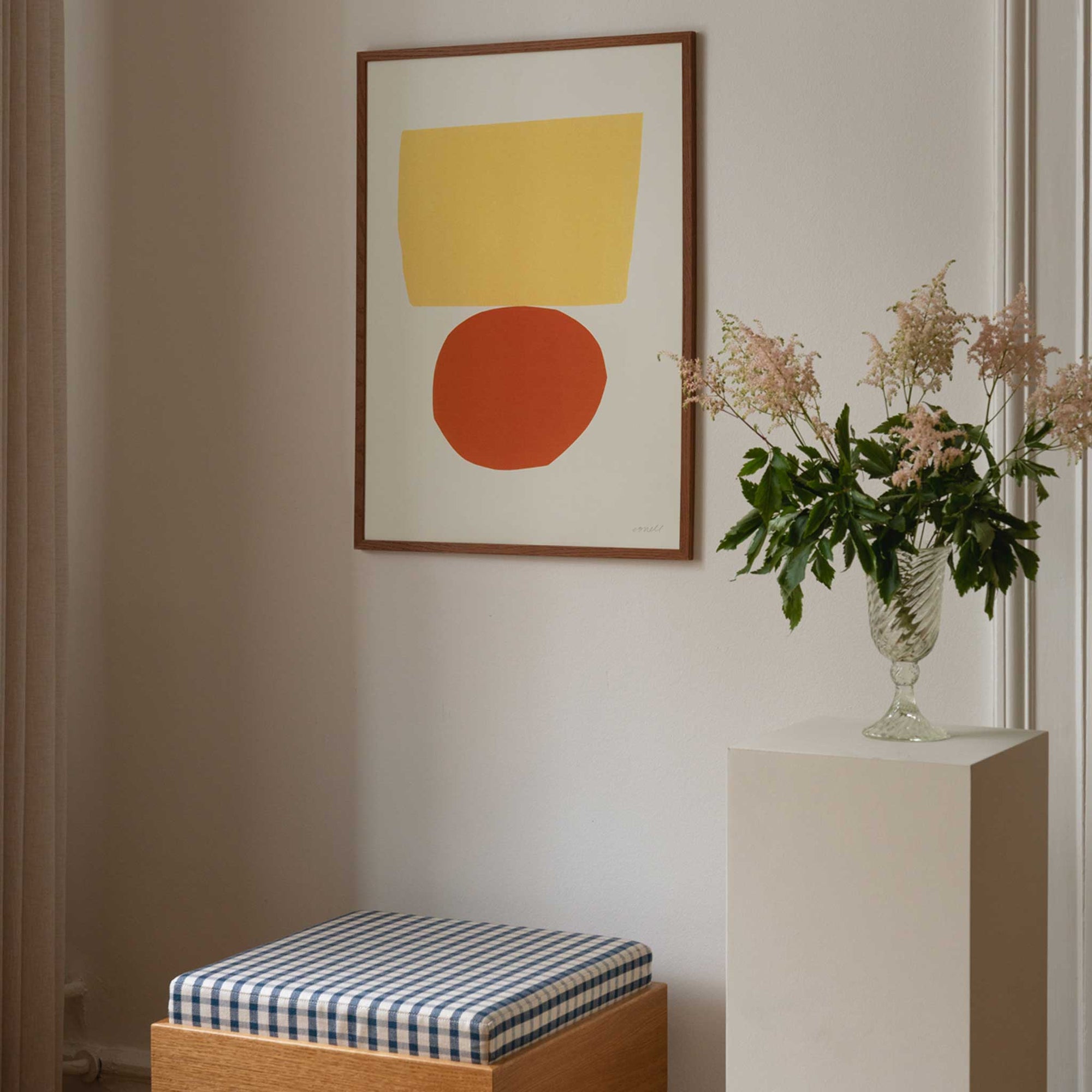 The Poster Club（ポスタークラブ）は、デンマーク・コペンハーゲンを拠点とするオンラインショップで、北欧デザインの高品質なポスターやアートプリントを専門に取り扱っています。新進気鋭の若手アーティストから世界的に活躍する作家まで、多彩なラインナップが魅力。北欧のライフスタイル、ファッション、インテリアデザインのトレンドを取り入れたミニマルで洗練された作品は、シンプルで上質な空間に自然と溶け込みます。ナチュラルインテリアや韓国風の部屋づくり、和モダンテイストにも調和し、アートを取り入れた暮らしを提案。世界中のインテリア雑誌やデザインメディアにも多数掲載されており、感度の高いユーザーからも厚い信頼を集めています。The Poster Clubは、アートプリントを通して日常に美とインスピレーションを届ける、北欧インテリア好きにおすすめのブランドです。