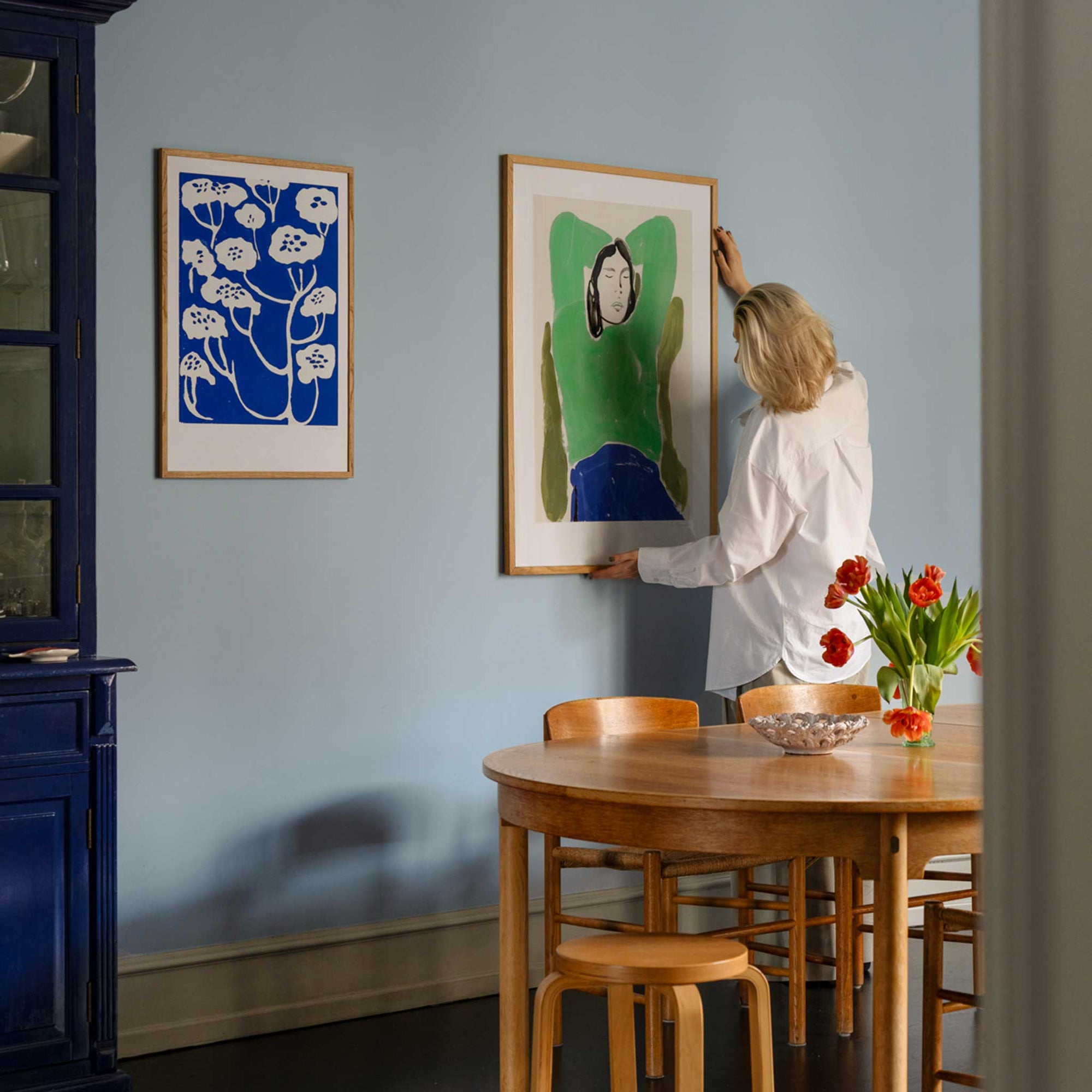 The Poster Club（ポスタークラブ）は、デンマーク・コペンハーゲンを拠点とするオンラインショップで、北欧デザインの高品質なポスターやアートプリントを専門に取り扱っています。新進気鋭の若手アーティストから世界的に活躍する作家まで、多彩なラインナップが魅力。北欧のライフスタイル、ファッション、インテリアデザインのトレンドを取り入れたミニマルで洗練された作品は、シンプルで上質な空間に自然と溶け込みます。ナチュラルインテリアや韓国風の部屋づくり、和モダンテイストにも調和し、アートを取り入れた暮らしを提案。世界中のインテリア雑誌やデザインメディアにも多数掲載されており、感度の高いユーザーからも厚い信頼を集めています。The Poster Clubは、アートプリントを通して日常に美とインスピレーションを届ける、北欧インテリア好きにおすすめのブランドです。