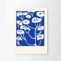 The Poster Club（ポスタークラブ）は、デンマーク・コペンハーゲンを拠点とするオンラインショップで、北欧デザインの高品質なポスターやアートプリントを専門に取り扱っています。新進気鋭の若手アーティストから世界的に活躍する作家まで、多彩なラインナップが魅力。北欧のライフスタイル、ファッション、インテリアデザインのトレンドを取り入れたミニマルで洗練された作品は、シンプルで上質な空間に自然と溶け込みます。ナチュラルインテリアや韓国風の部屋づくり、和モダンテイストにも調和し、アートを取り入れた暮らしを提案。世界中のインテリア雑誌やデザインメディアにも多数掲載されており、感度の高いユーザーからも厚い信頼を集めています。The Poster Clubは、アートプリントを通して日常に美とインスピレーションを届ける、北欧インテリア好きにおすすめのブランドです。