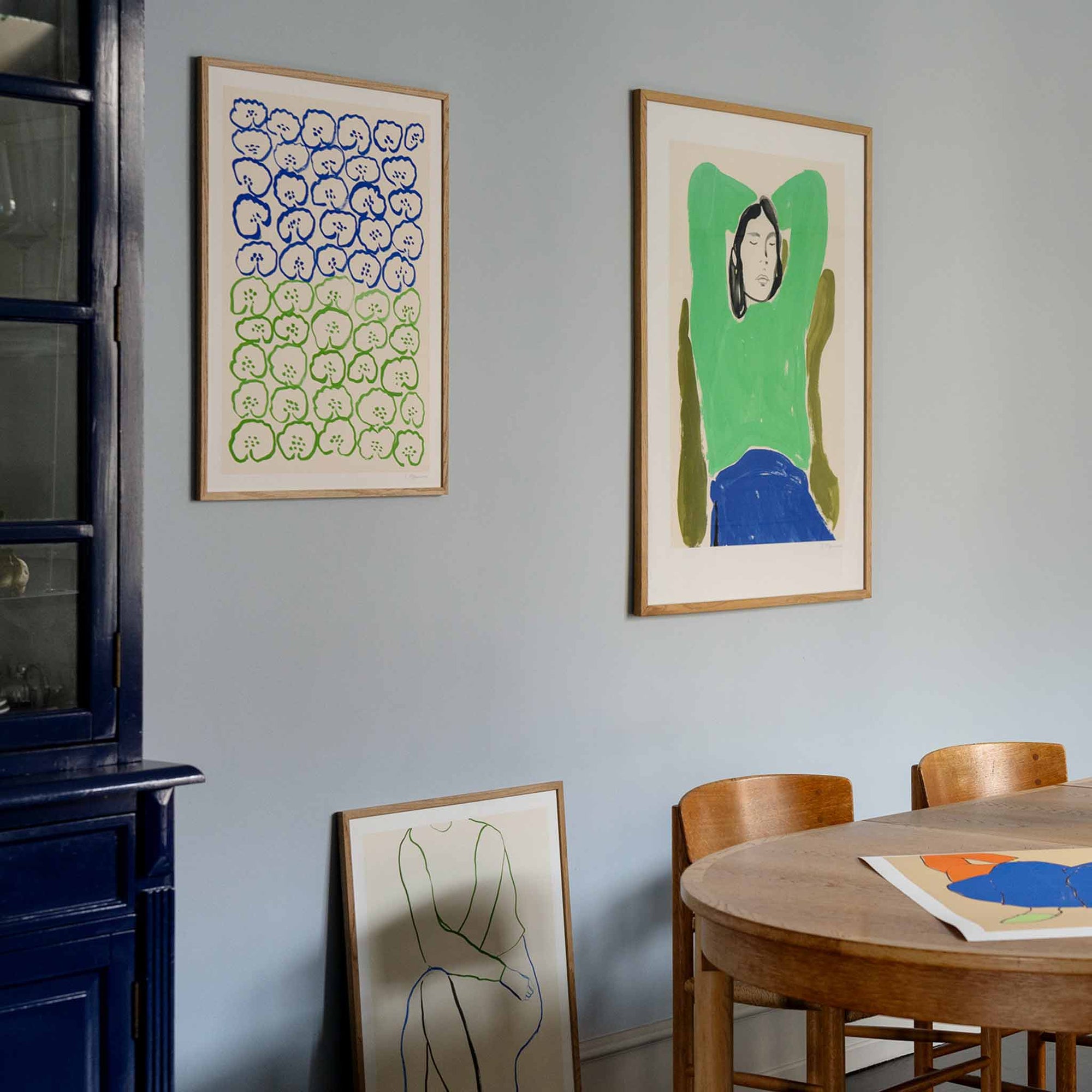 The Poster Club（ポスタークラブ）は、デンマーク・コペンハーゲンを拠点とするオンラインショップで、北欧デザインの高品質なポスターやアートプリントを専門に取り扱っています。新進気鋭の若手アーティストから世界的に活躍する作家まで、多彩なラインナップが魅力。北欧のライフスタイル、ファッション、インテリアデザインのトレンドを取り入れたミニマルで洗練された作品は、シンプルで上質な空間に自然と溶け込みます。ナチュラルインテリアや韓国風の部屋づくり、和モダンテイストにも調和し、アートを取り入れた暮らしを提案。世界中のインテリア雑誌やデザインメディアにも多数掲載されており、感度の高いユーザーからも厚い信頼を集めています。The Poster Clubは、アートプリントを通して日常に美とインスピレーションを届ける、北欧インテリア好きにおすすめのブランドです。