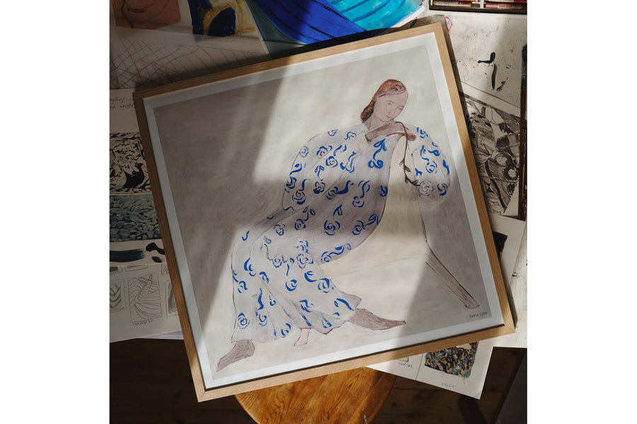 The Poster Club（ポスタークラブ）は、デンマーク・コペンハーゲンを拠点とするオンラインショップで、北欧デザインの高品質なポスターやアートプリントを専門に取り扱っています。新進気鋭の若手アーティストから世界的に活躍する作家まで、多彩なラインナップが魅力。北欧のライフスタイル、ファッション、インテリアデザインのトレンドを取り入れたミニマルで洗練された作品は、シンプルで上質な空間に自然と溶け込みます。ナチュラルインテリアや韓国風の部屋づくり、和モダンテイストにも調和し、アートを取り入れた暮らしを提案。世界中のインテリア雑誌やデザインメディアにも多数掲載されており、感度の高いユーザーからも厚い信頼を集めています。The Poster Clubは、アートプリントを通して日常に美とインスピレーションを届ける、北欧インテリア好きにおすすめのブランドです。