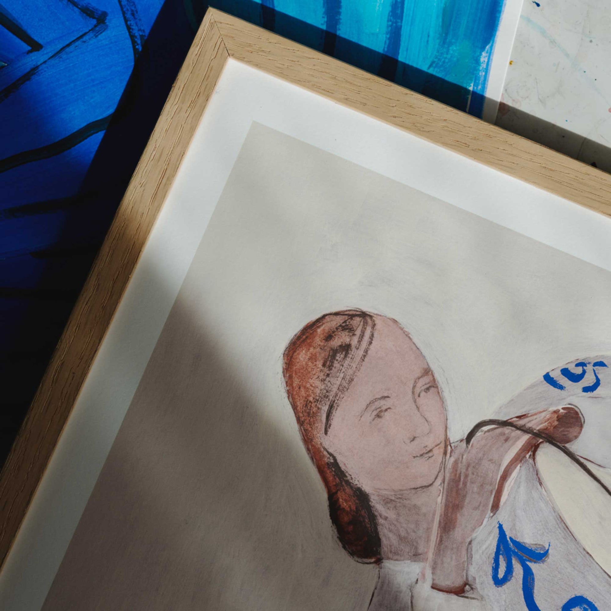 The Poster Club（ポスタークラブ）は、デンマーク・コペンハーゲンを拠点とするオンラインショップで、北欧デザインの高品質なポスターやアートプリントを専門に取り扱っています。新進気鋭の若手アーティストから世界的に活躍する作家まで、多彩なラインナップが魅力。北欧のライフスタイル、ファッション、インテリアデザインのトレンドを取り入れたミニマルで洗練された作品は、シンプルで上質な空間に自然と溶け込みます。ナチュラルインテリアや韓国風の部屋づくり、和モダンテイストにも調和し、アートを取り入れた暮らしを提案。世界中のインテリア雑誌やデザインメディアにも多数掲載されており、感度の高いユーザーからも厚い信頼を集めています。The Poster Clubは、アートプリントを通して日常に美とインスピレーションを届ける、北欧インテリア好きにおすすめのブランドです。