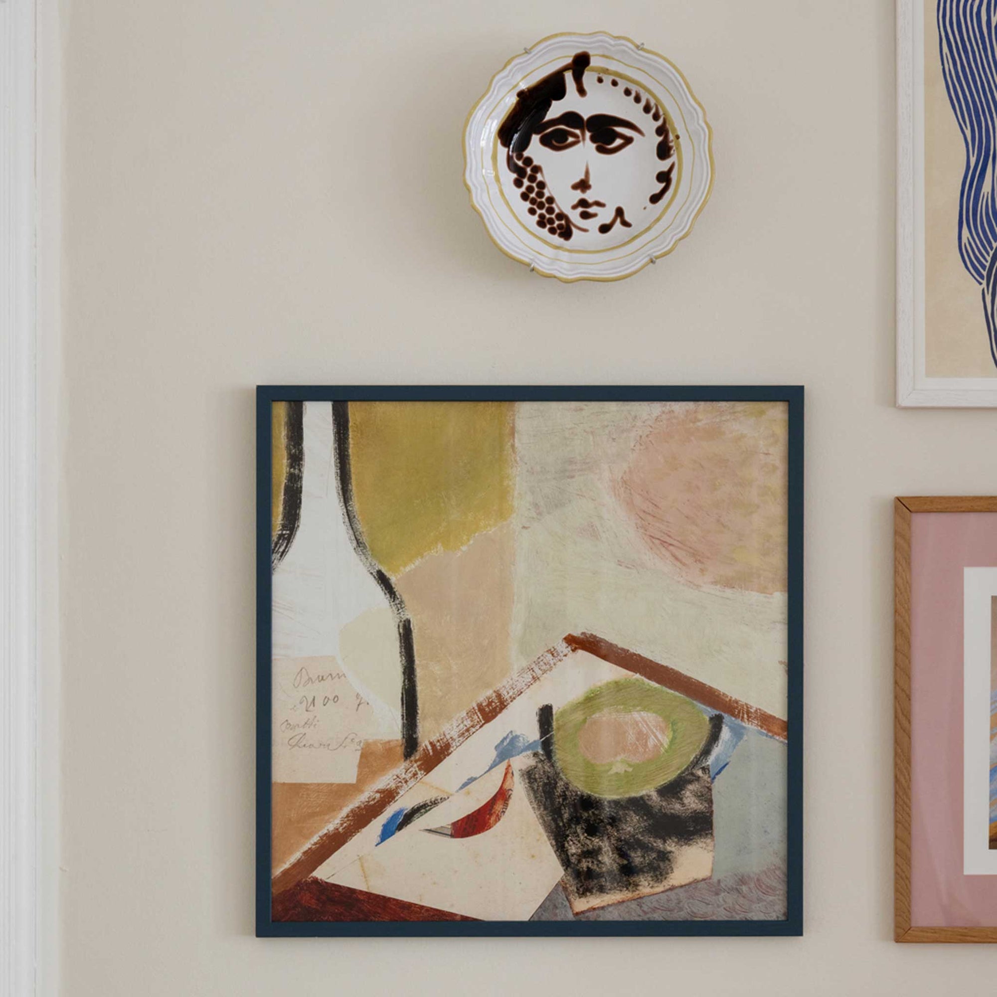 The Poster Club（ポスタークラブ）は、デンマーク・コペンハーゲンを拠点とするオンラインショップで、北欧デザインの高品質なポスターやアートプリントを専門に取り扱っています。新進気鋭の若手アーティストから世界的に活躍する作家まで、多彩なラインナップが魅力。北欧のライフスタイル、ファッション、インテリアデザインのトレンドを取り入れたミニマルで洗練された作品は、シンプルで上質な空間に自然と溶け込みます。ナチュラルインテリアや韓国風の部屋づくり、和モダンテイストにも調和し、アートを取り入れた暮らしを提案。世界中のインテリア雑誌やデザインメディアにも多数掲載されており、感度の高いユーザーからも厚い信頼を集めています。The Poster Clubは、アートプリントを通して日常に美とインスピレーションを届ける、北欧インテリア好きにおすすめのブランドです。