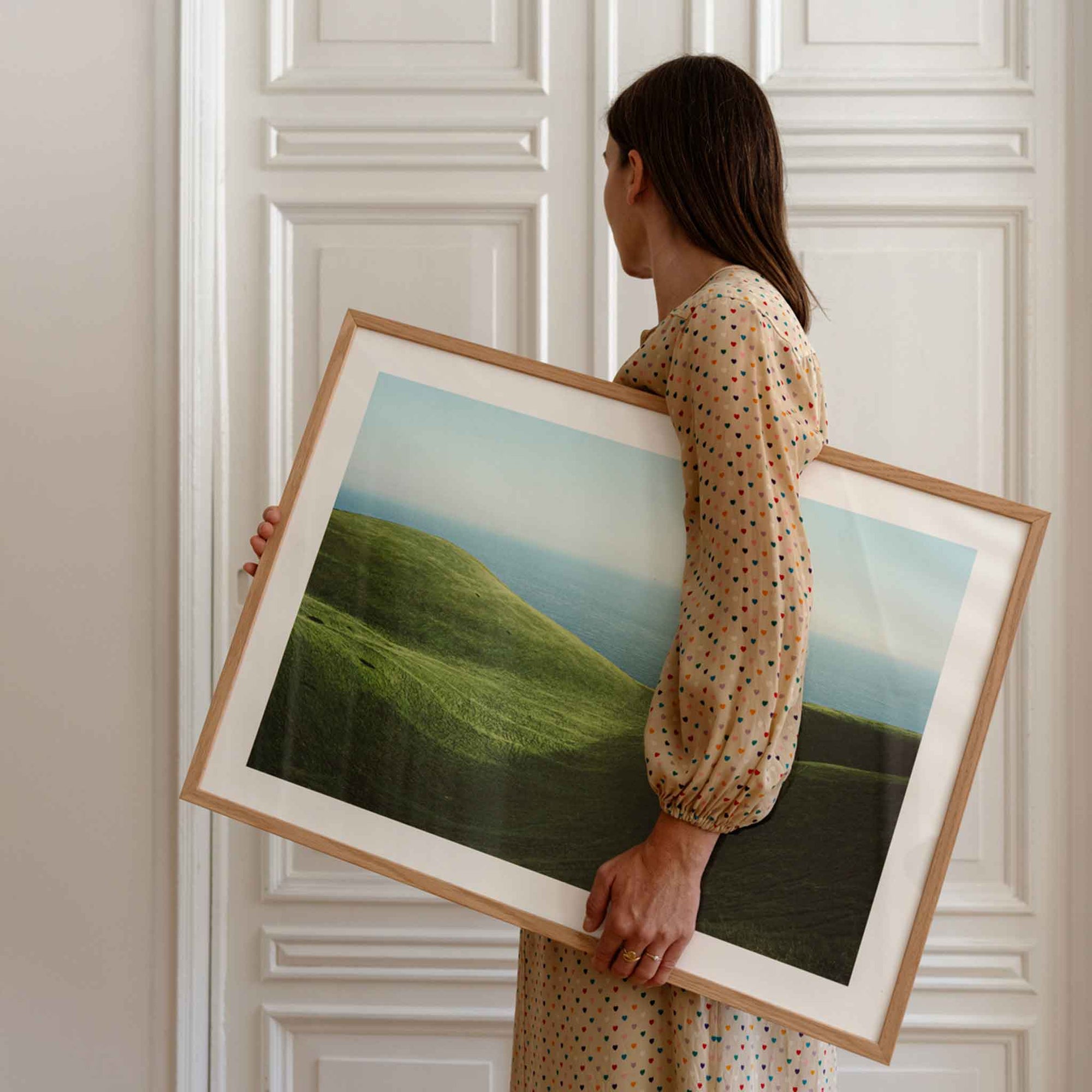 The Poster Club（ポスタークラブ）は、デンマーク・コペンハーゲンを拠点とするオンラインショップで、北欧デザインの高品質なポスターやアートプリントを専門に取り扱っています。新進気鋭の若手アーティストから世界的に活躍する作家まで、多彩なラインナップが魅力。北欧のライフスタイル、ファッション、インテリアデザインのトレンドを取り入れたミニマルで洗練された作品は、シンプルで上質な空間に自然と溶け込みます。ナチュラルインテリアや韓国風の部屋づくり、和モダンテイストにも調和し、アートを取り入れた暮らしを提案。世界中のインテリア雑誌やデザインメディアにも多数掲載されており、感度の高いユーザーからも厚い信頼を集めています。The Poster Clubは、アートプリントを通して日常に美とインスピレーションを届ける、北欧インテリア好きにおすすめのブランドです。