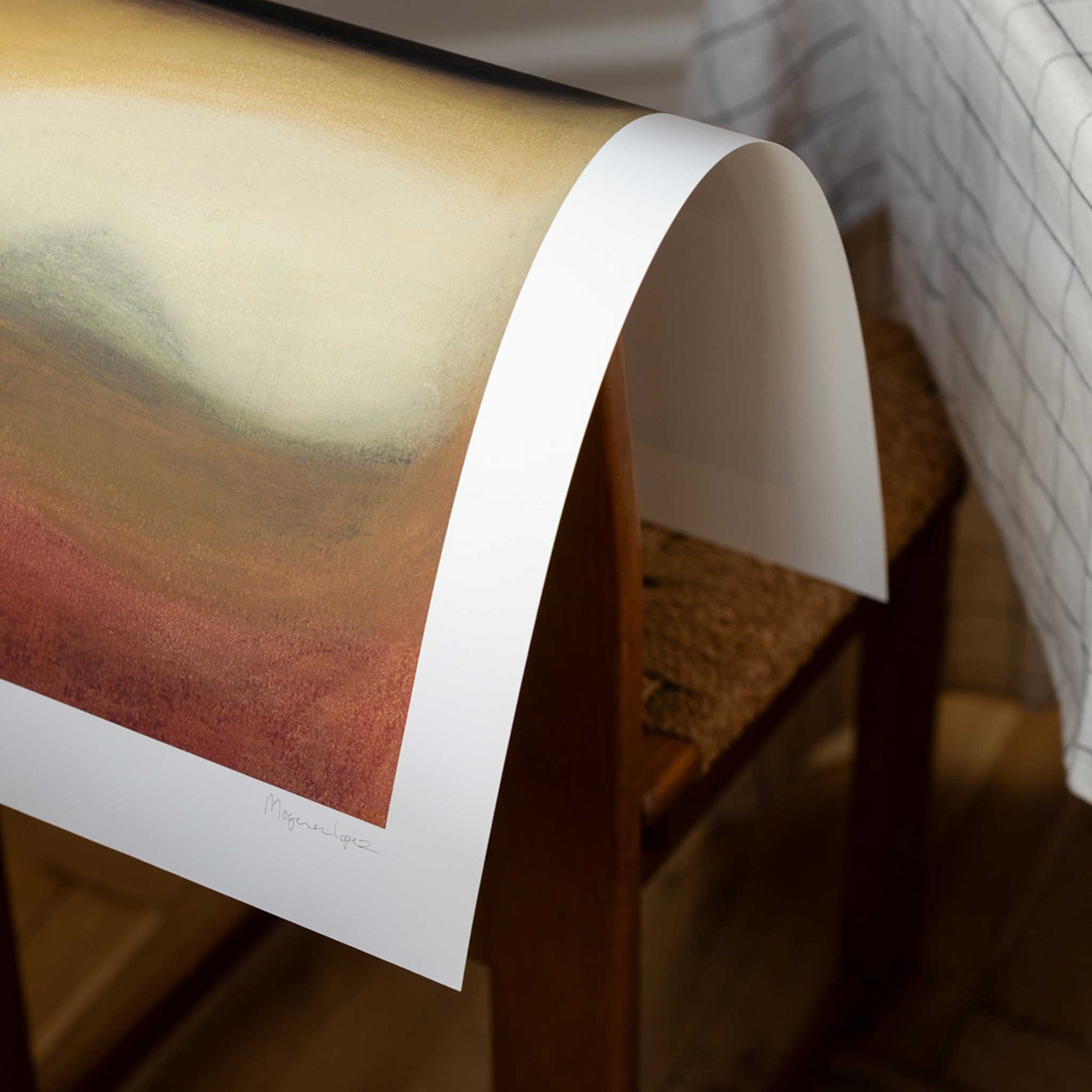 The Poster Club（ポスタークラブ）は、デンマーク・コペンハーゲンを拠点とするオンラインショップで、北欧デザインの高品質なポスターやアートプリントを専門に取り扱っています。新進気鋭の若手アーティストから世界的に活躍する作家まで、多彩なラインナップが魅力。北欧のライフスタイル、ファッション、インテリアデザインのトレンドを取り入れたミニマルで洗練された作品は、シンプルで上質な空間に自然と溶け込みます。ナチュラルインテリアや韓国風の部屋づくり、和モダンテイストにも調和し、アートを取り入れた暮らしを提案。世界中のインテリア雑誌やデザインメディアにも多数掲載されており、感度の高いユーザーからも厚い信頼を集めています。The Poster Clubは、アートプリントを通して日常に美とインスピレーションを届ける、北欧インテリア好きにおすすめのブランドです。