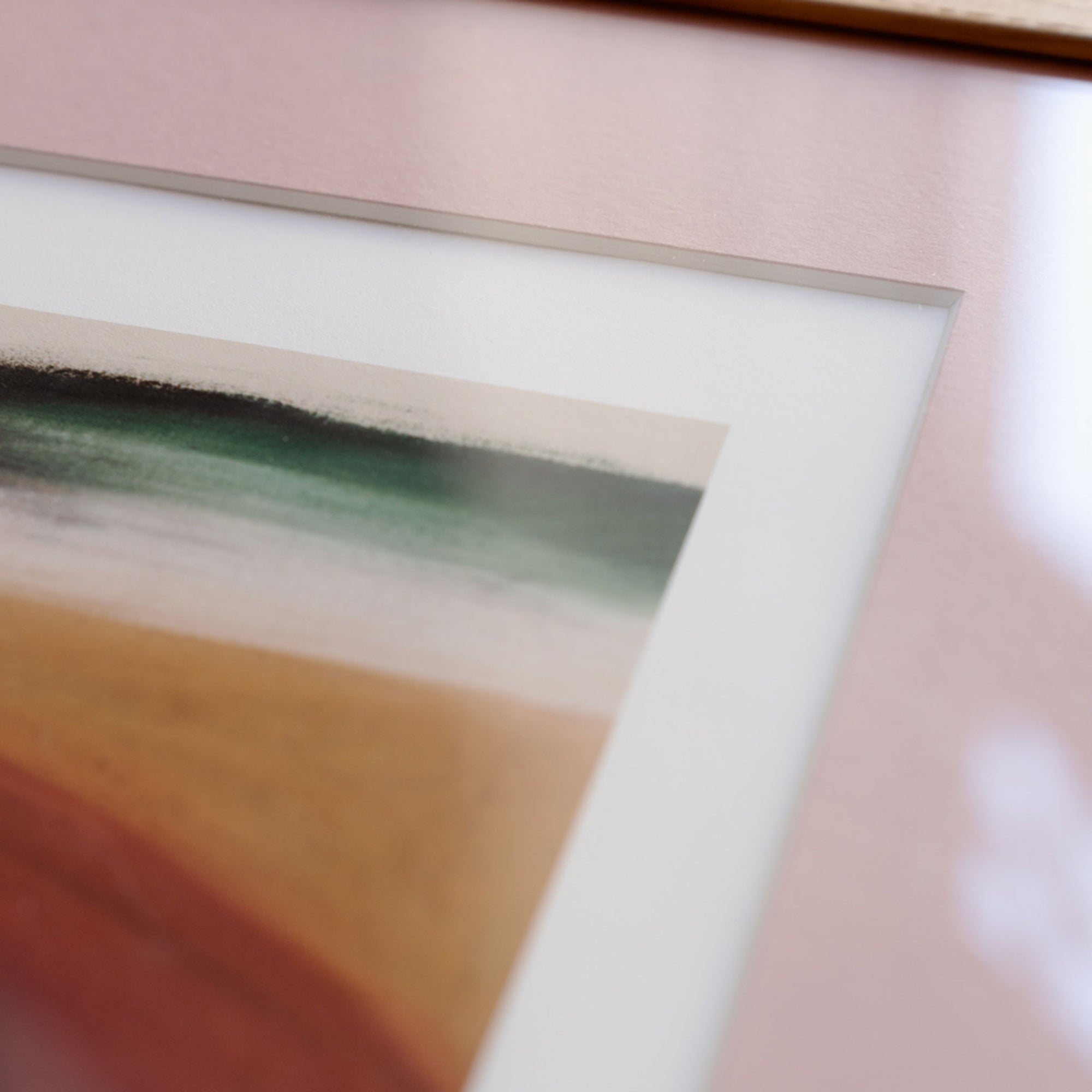 The Poster Club（ポスタークラブ）は、デンマーク・コペンハーゲンを拠点とするオンラインショップで、北欧デザインの高品質なポスターやアートプリントを専門に取り扱っています。新進気鋭の若手アーティストから世界的に活躍する作家まで、多彩なラインナップが魅力。北欧のライフスタイル、ファッション、インテリアデザインのトレンドを取り入れたミニマルで洗練された作品は、シンプルで上質な空間に自然と溶け込みます。ナチュラルインテリアや韓国風の部屋づくり、和モダンテイストにも調和し、アートを取り入れた暮らしを提案。世界中のインテリア雑誌やデザインメディアにも多数掲載されており、感度の高いユーザーからも厚い信頼を集めています。The Poster Clubは、アートプリントを通して日常に美とインスピレーションを届ける、北欧インテリア好きにおすすめのブランドです。