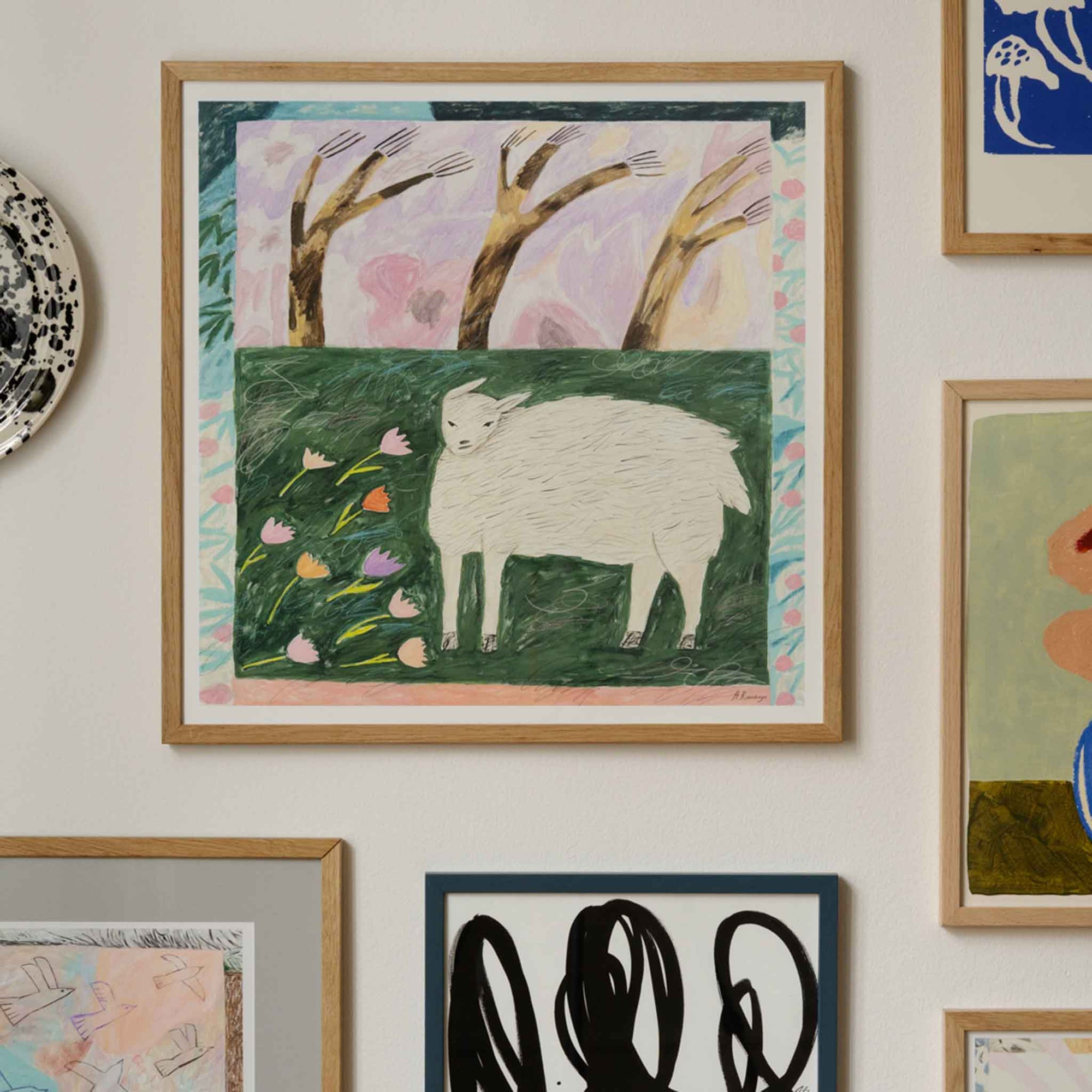 The Poster Club（ポスタークラブ）は、デンマーク・コペンハーゲンを拠点とするオンラインショップで、北欧デザインの高品質なポスターやアートプリントを専門に取り扱っています。新進気鋭の若手アーティストから世界的に活躍する作家まで、多彩なラインナップが魅力。北欧のライフスタイル、ファッション、インテリアデザインのトレンドを取り入れたミニマルで洗練された作品は、シンプルで上質な空間に自然と溶け込みます。ナチュラルインテリアや韓国風の部屋づくり、和モダンテイストにも調和し、アートを取り入れた暮らしを提案。世界中のインテリア雑誌やデザインメディアにも多数掲載されており、感度の高いユーザーからも厚い信頼を集めています。The Poster Clubは、アートプリントを通して日常に美とインスピレーションを届ける、北欧インテリア好きにおすすめのブランドです。