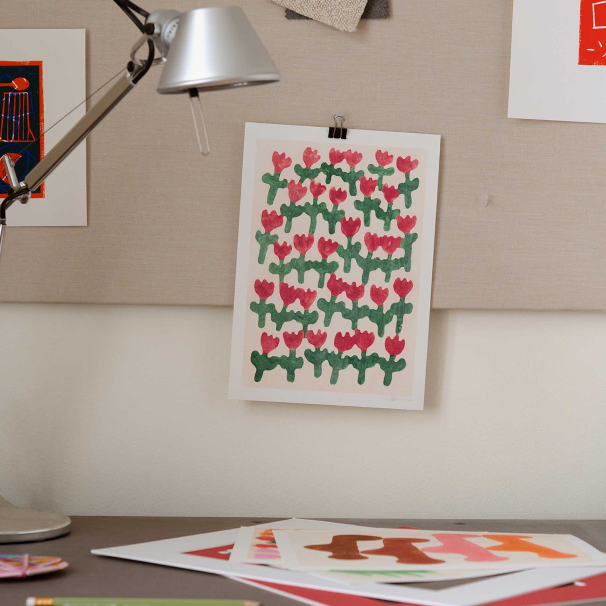 The Poster Club（ポスタークラブ）は、デンマーク・コペンハーゲンを拠点とするオンラインショップで、北欧デザインの高品質なポスターやアートプリントを専門に取り扱っています。新進気鋭の若手アーティストから世界的に活躍する作家まで、多彩なラインナップが魅力。北欧のライフスタイル、ファッション、インテリアデザインのトレンドを取り入れたミニマルで洗練された作品は、シンプルで上質な空間に自然と溶け込みます。ナチュラルインテリアや韓国風の部屋づくり、和モダンテイストにも調和し、アートを取り入れた暮らしを提案。世界中のインテリア雑誌やデザインメディアにも多数掲載されており、感度の高いユーザーからも厚い信頼を集めています。The Poster Clubは、アートプリントを通して日常に美とインスピレーションを届ける、北欧インテリア好きにおすすめのブランドです。