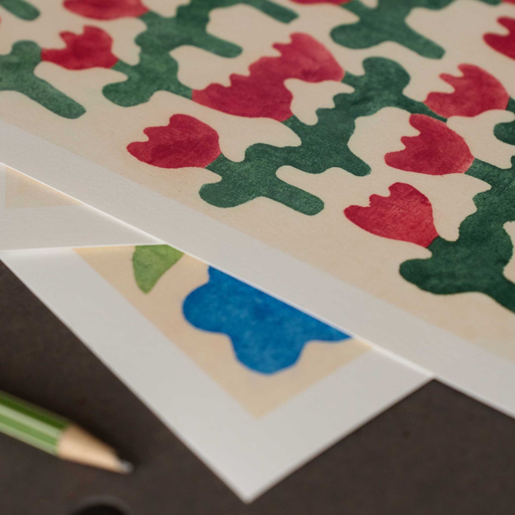 The Poster Club（ポスタークラブ）は、デンマーク・コペンハーゲンを拠点とするオンラインショップで、北欧デザインの高品質なポスターやアートプリントを専門に取り扱っています。新進気鋭の若手アーティストから世界的に活躍する作家まで、多彩なラインナップが魅力。北欧のライフスタイル、ファッション、インテリアデザインのトレンドを取り入れたミニマルで洗練された作品は、シンプルで上質な空間に自然と溶け込みます。ナチュラルインテリアや韓国風の部屋づくり、和モダンテイストにも調和し、アートを取り入れた暮らしを提案。世界中のインテリア雑誌やデザインメディアにも多数掲載されており、感度の高いユーザーからも厚い信頼を集めています。The Poster Clubは、アートプリントを通して日常に美とインスピレーションを届ける、北欧インテリア好きにおすすめのブランドです。