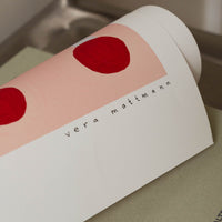 The Poster Club（ポスタークラブ）は、デンマーク・コペンハーゲンを拠点とするオンラインショップで、北欧デザインの高品質なポスターやアートプリントを専門に取り扱っています。新進気鋭の若手アーティストから世界的に活躍する作家まで、多彩なラインナップが魅力。北欧のライフスタイル、ファッション、インテリアデザインのトレンドを取り入れたミニマルで洗練された作品は、シンプルで上質な空間に自然と溶け込みます。ナチュラルインテリアや韓国風の部屋づくり、和モダンテイストにも調和し、アートを取り入れた暮らしを提案。世界中のインテリア雑誌やデザインメディアにも多数掲載されており、感度の高いユーザーからも厚い信頼を集めています。The Poster Clubは、アートプリントを通して日常に美とインスピレーションを届ける、北欧インテリア好きにおすすめのブランドです。
