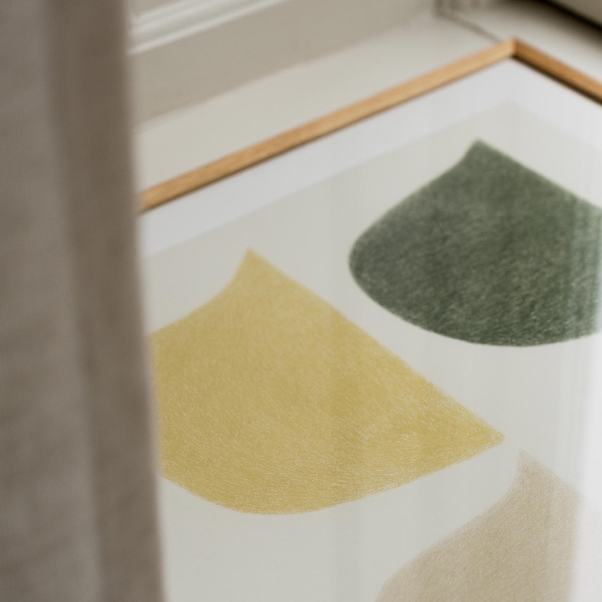 The Poster Club（ポスタークラブ）は、デンマーク・コペンハーゲンを拠点とするオンラインショップで、北欧デザインの高品質なポスターやアートプリントを専門に取り扱っています。新進気鋭の若手アーティストから世界的に活躍する作家まで、多彩なラインナップが魅力。北欧のライフスタイル、ファッション、インテリアデザインのトレンドを取り入れたミニマルで洗練された作品は、シンプルで上質な空間に自然と溶け込みます。ナチュラルインテリアや韓国風の部屋づくり、和モダンテイストにも調和し、アートを取り入れた暮らしを提案。世界中のインテリア雑誌やデザインメディアにも多数掲載されており、感度の高いユーザーからも厚い信頼を集めています。The Poster Clubは、アートプリントを通して日常に美とインスピレーションを届ける、北欧インテリア好きにおすすめのブランドです。