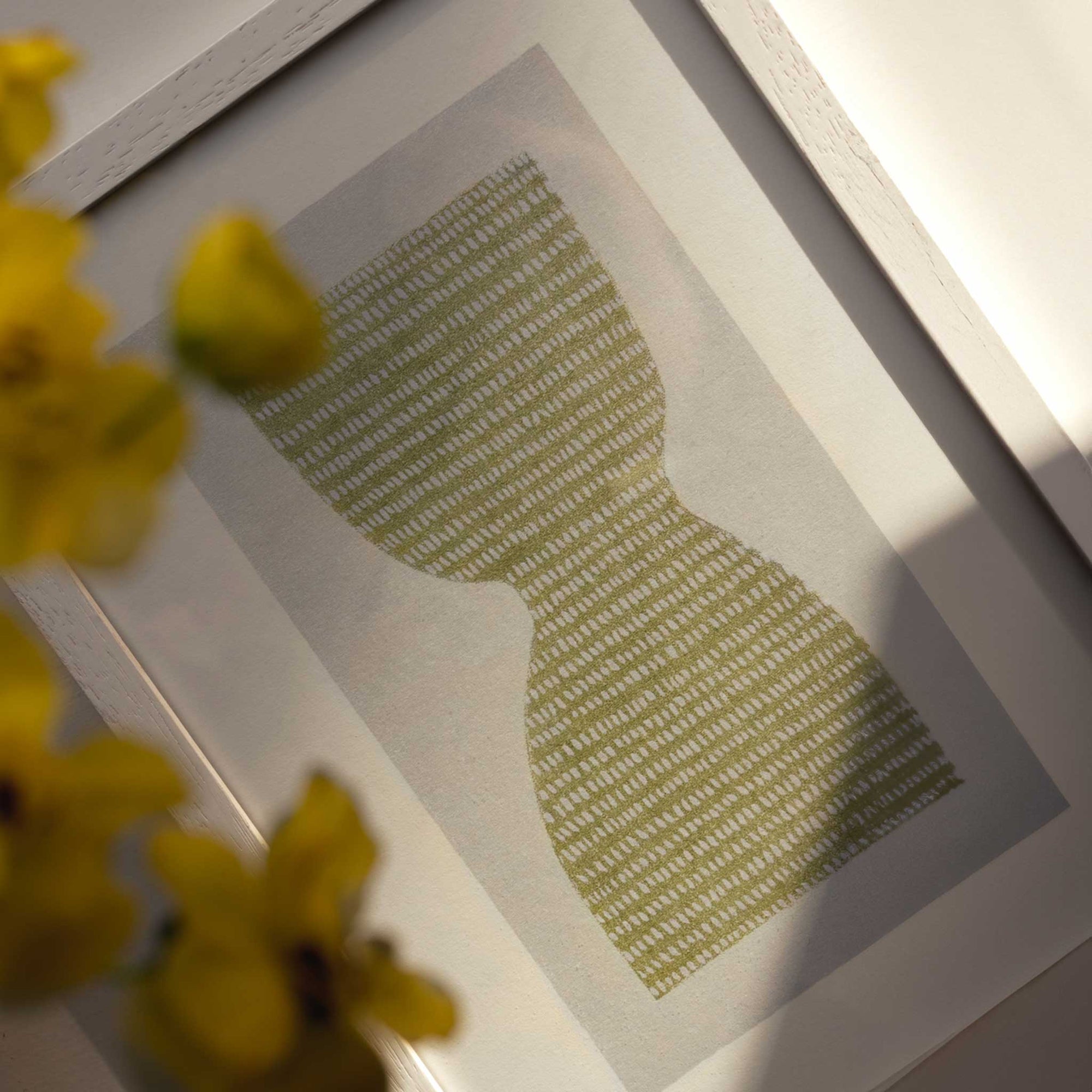 The Poster Club（ポスタークラブ）は、デンマーク・コペンハーゲンを拠点とするオンラインショップで、北欧デザインの高品質なポスターやアートプリントを専門に取り扱っています。新進気鋭の若手アーティストから世界的に活躍する作家まで、多彩なラインナップが魅力。北欧のライフスタイル、ファッション、インテリアデザインのトレンドを取り入れたミニマルで洗練された作品は、シンプルで上質な空間に自然と溶け込みます。ナチュラルインテリアや韓国風の部屋づくり、和モダンテイストにも調和し、アートを取り入れた暮らしを提案。世界中のインテリア雑誌やデザインメディアにも多数掲載されており、感度の高いユーザーからも厚い信頼を集めています。The Poster Clubは、アートプリントを通して日常に美とインスピレーションを届ける、北欧インテリア好きにおすすめのブランドです。