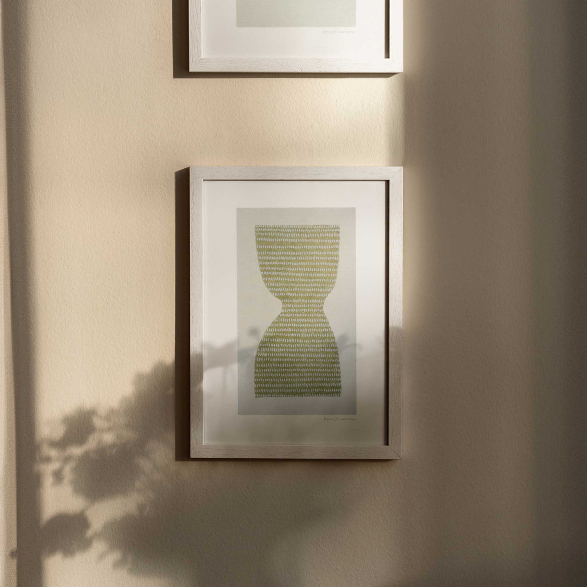 The Poster Club（ポスタークラブ）は、デンマーク・コペンハーゲンを拠点とするオンラインショップで、北欧デザインの高品質なポスターやアートプリントを専門に取り扱っています。新進気鋭の若手アーティストから世界的に活躍する作家まで、多彩なラインナップが魅力。北欧のライフスタイル、ファッション、インテリアデザインのトレンドを取り入れたミニマルで洗練された作品は、シンプルで上質な空間に自然と溶け込みます。ナチュラルインテリアや韓国風の部屋づくり、和モダンテイストにも調和し、アートを取り入れた暮らしを提案。世界中のインテリア雑誌やデザインメディアにも多数掲載されており、感度の高いユーザーからも厚い信頼を集めています。The Poster Clubは、アートプリントを通して日常に美とインスピレーションを届ける、北欧インテリア好きにおすすめのブランドです。