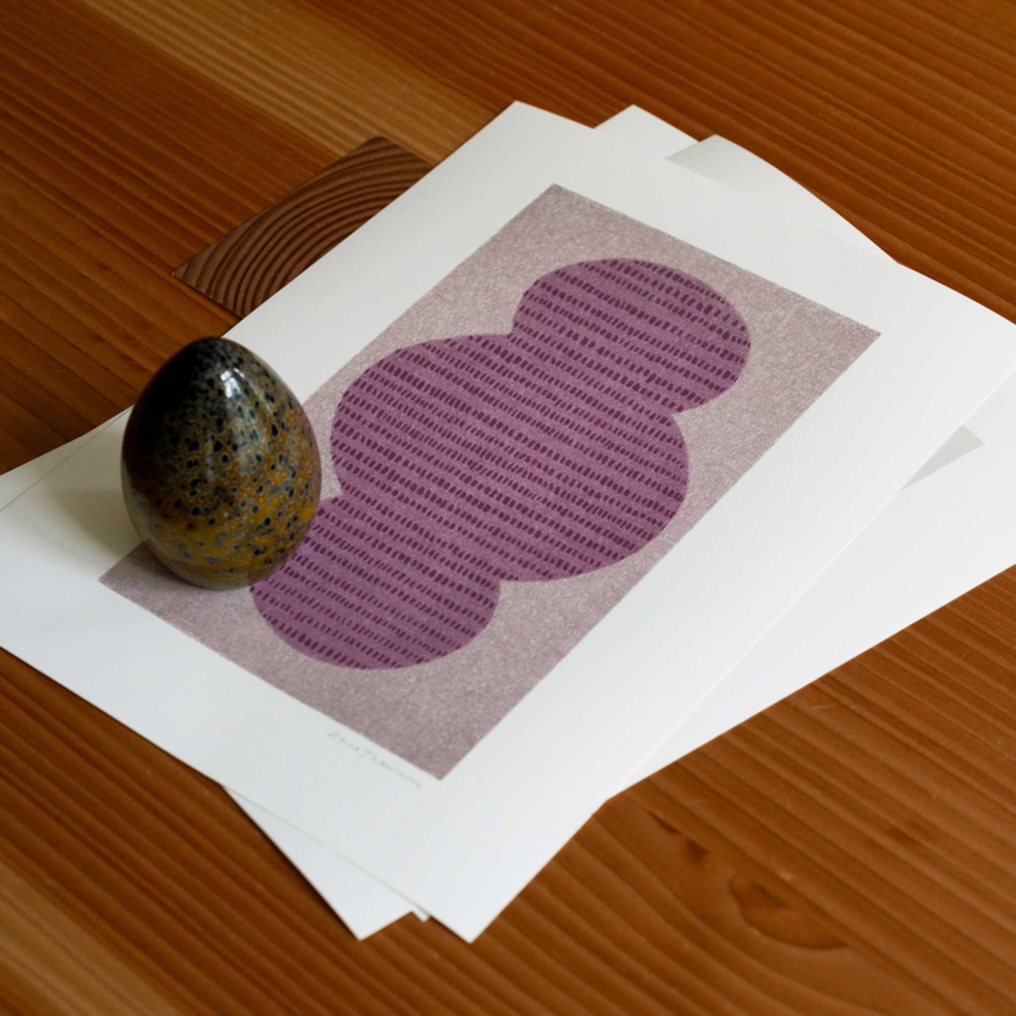 The Poster Club（ポスタークラブ）は、デンマーク・コペンハーゲンを拠点とするオンラインショップで、北欧デザインの高品質なポスターやアートプリントを専門に取り扱っています。新進気鋭の若手アーティストから世界的に活躍する作家まで、多彩なラインナップが魅力。北欧のライフスタイル、ファッション、インテリアデザインのトレンドを取り入れたミニマルで洗練された作品は、シンプルで上質な空間に自然と溶け込みます。ナチュラルインテリアや韓国風の部屋づくり、和モダンテイストにも調和し、アートを取り入れた暮らしを提案。世界中のインテリア雑誌やデザインメディアにも多数掲載されており、感度の高いユーザーからも厚い信頼を集めています。The Poster Clubは、アートプリントを通して日常に美とインスピレーションを届ける、北欧インテリア好きにおすすめのブランドです。